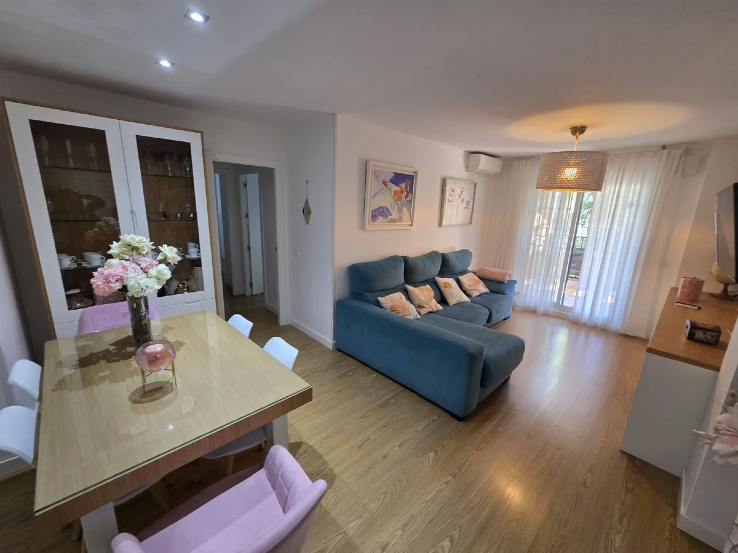 Excellent apartment just steps from the beach, fourth floor with a 36 m2 terrace overlooking the community gardens. Completely renovated, it currently has 3 bedrooms with wardrobes, 2 bathrooms, and a living-dining room with wooden floors and air conditio