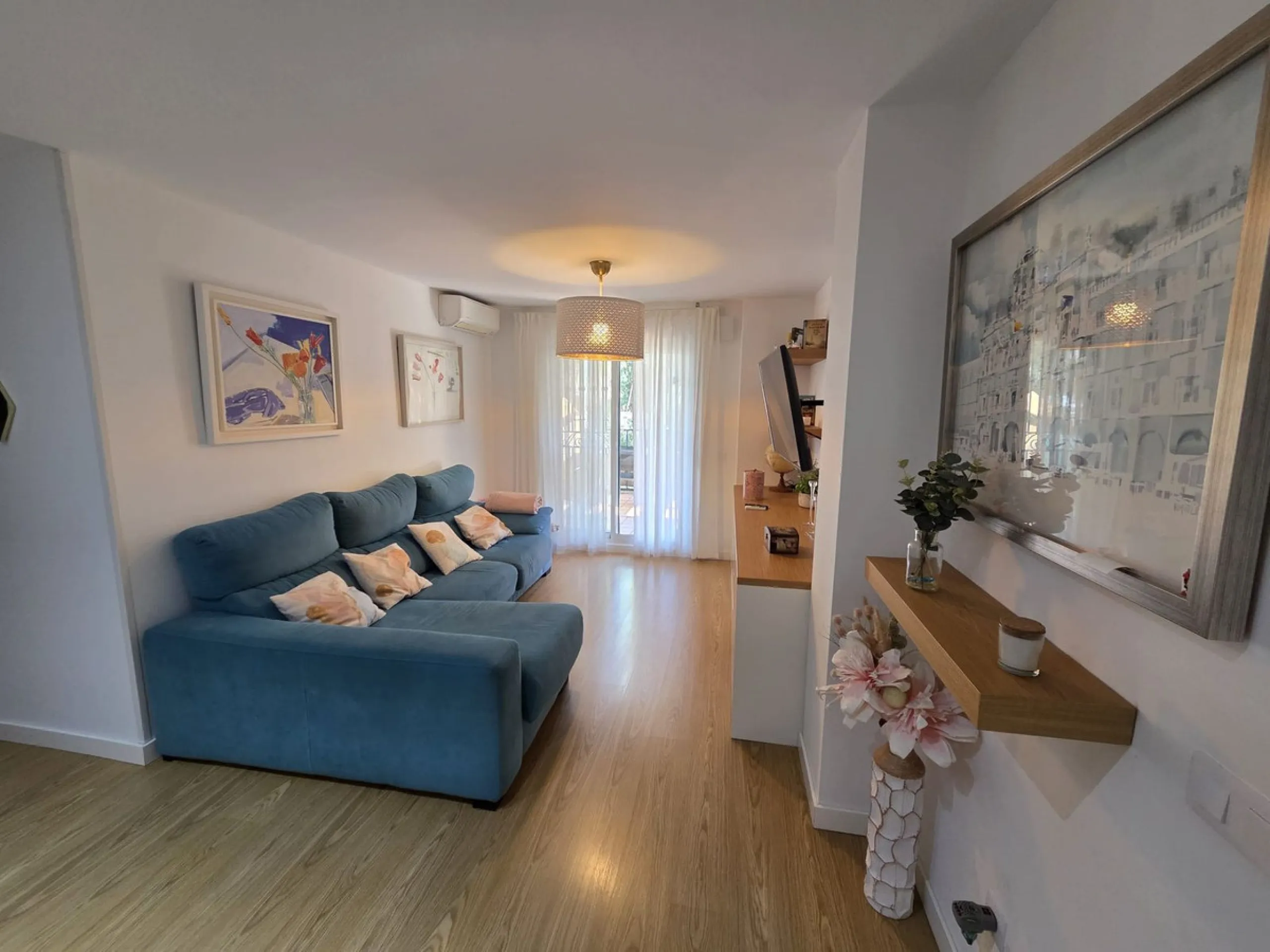 Excellent apartment just steps from the beach, fourth floor with a 36 m2 terrace overlooking the community gardens. Completely renovated, it currently has 3 bedrooms with wardrobes, 2 bathrooms, and a living-dining room with wooden floors and air conditio