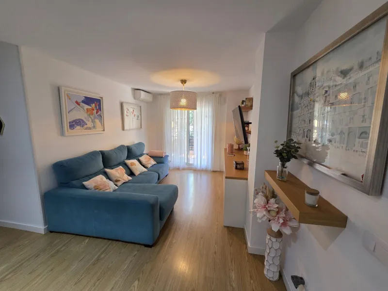 Excellent apartment just steps from the beach, fourth floor with a 36 m2 terrace overlooking the community gardens. Completely renovated, it currently has 3 bedrooms with wardrobes, 2 bathrooms, and a living-dining room with wooden floors and air conditio