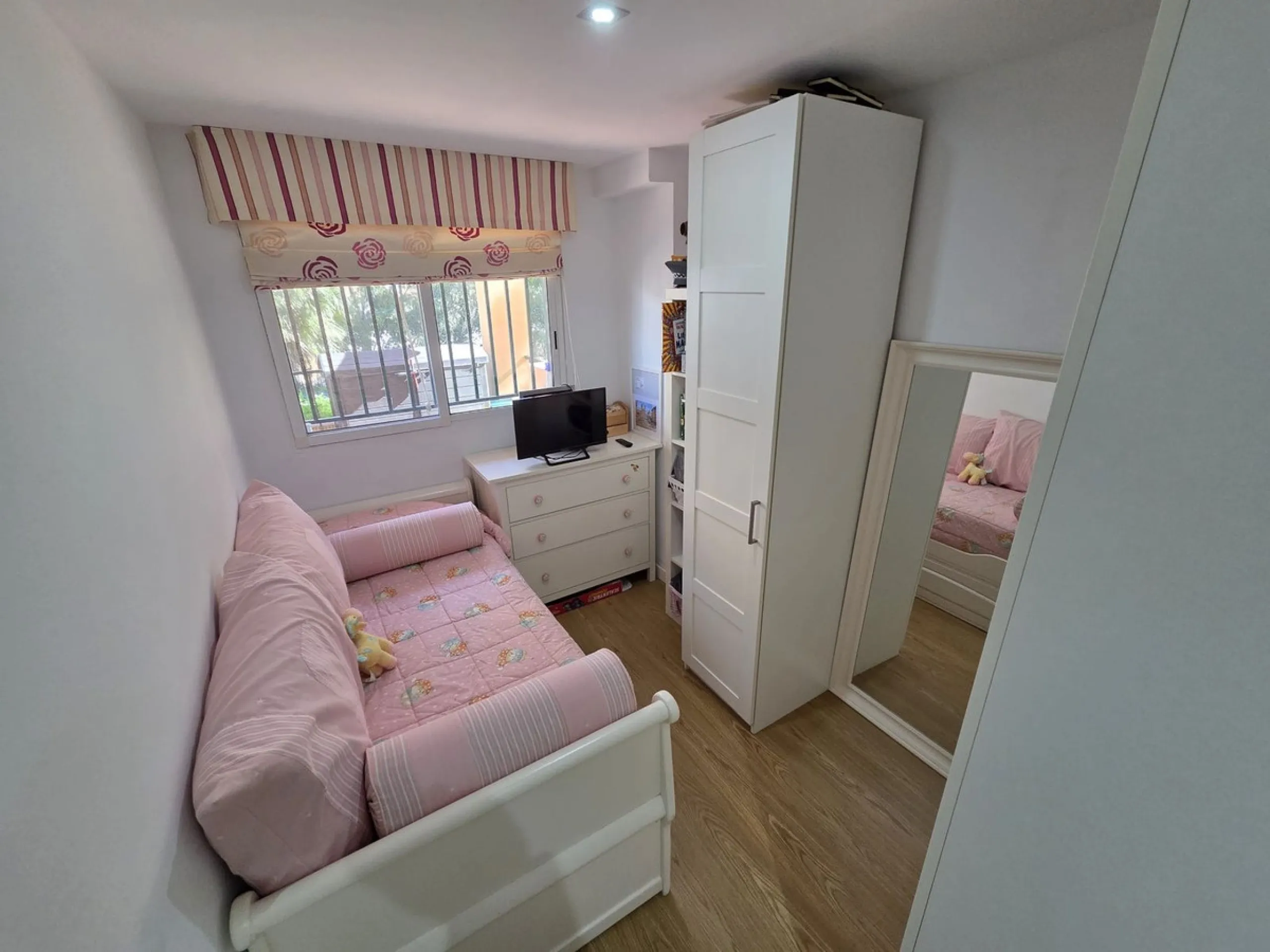 Excellent apartment just steps from the beach, fourth floor with a 36 m2 terrace overlooking the community gardens. Completely renovated, it currently has 3 bedrooms with wardrobes, 2 bathrooms, and a living-dining room with wooden floors and air conditio