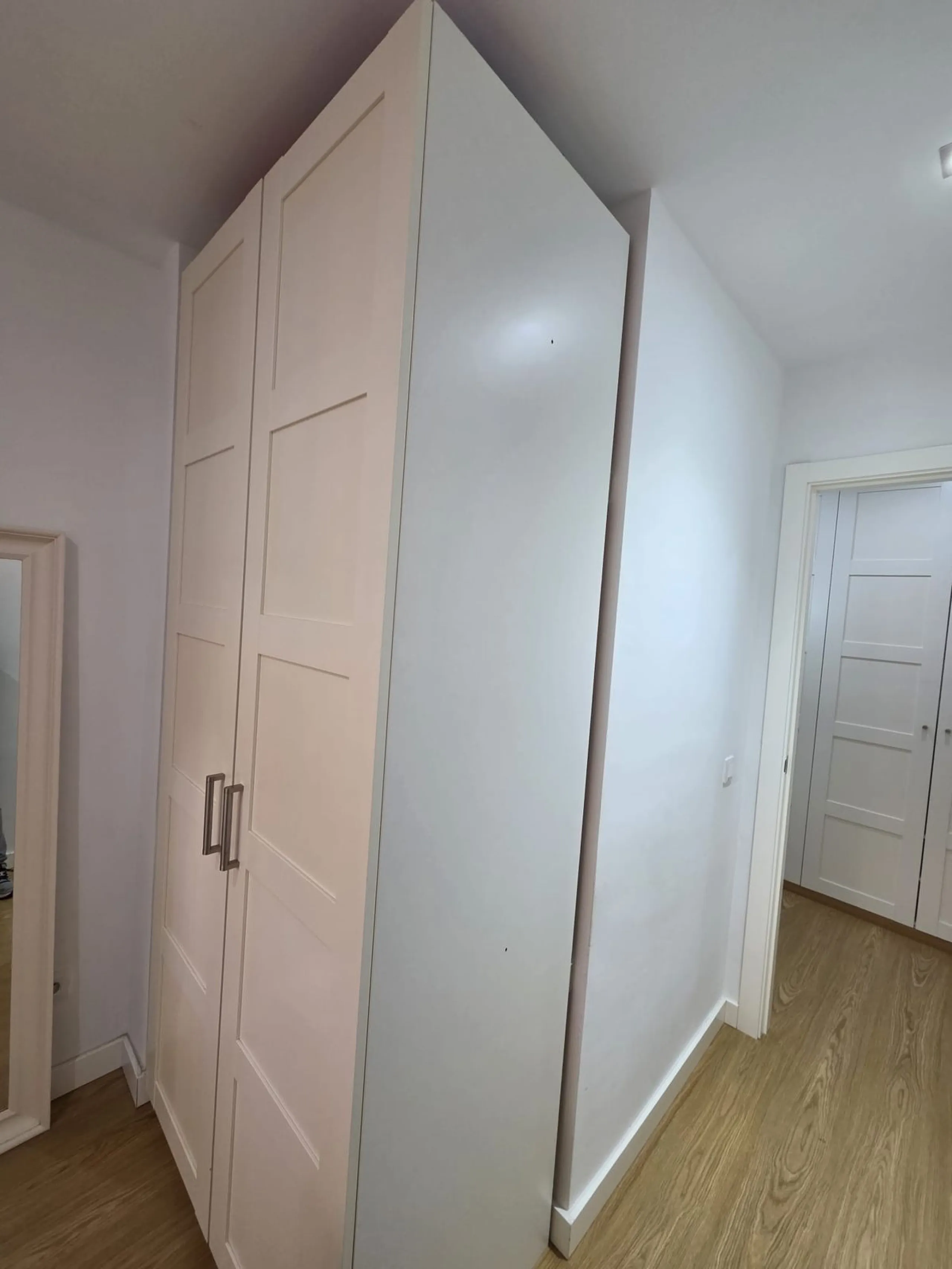 Excellent apartment just steps from the beach, fourth floor with a 36 m2 terrace overlooking the community gardens. Completely renovated, it currently has 3 bedrooms with wardrobes, 2 bathrooms, and a living-dining room with wooden floors and air conditio