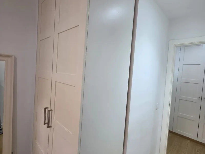 Excellent apartment just steps from the beach, fourth floor with a 36 m2 terrace overlooking the community gardens. Completely renovated, it currently has 3 bedrooms with wardrobes, 2 bathrooms, and a living-dining room with wooden floors and air conditio