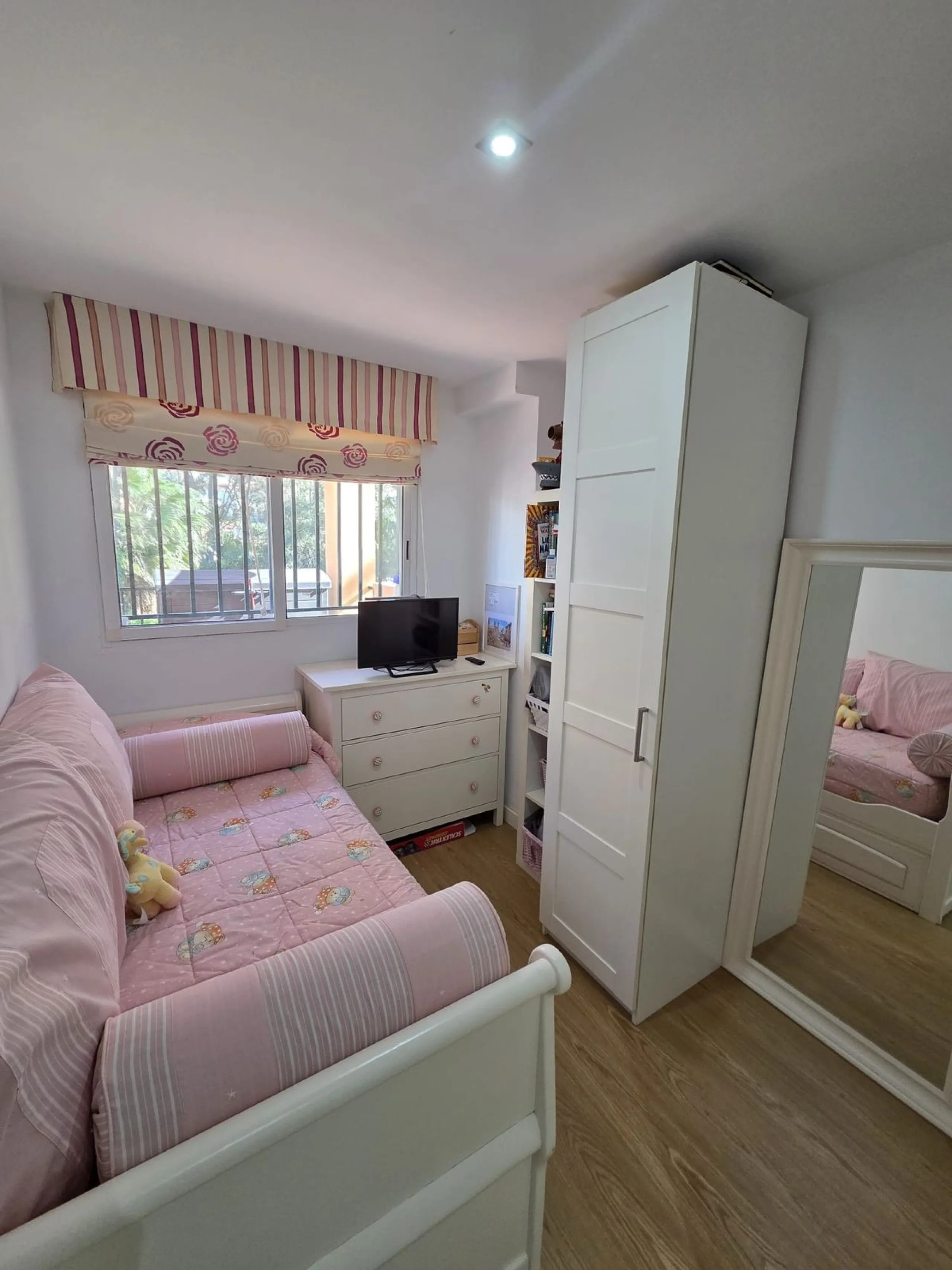 Excellent apartment just steps from the beach, fourth floor with a 36 m2 terrace overlooking the community gardens. Completely renovated, it currently has 3 bedrooms with wardrobes, 2 bathrooms, and a living-dining room with wooden floors and air conditio