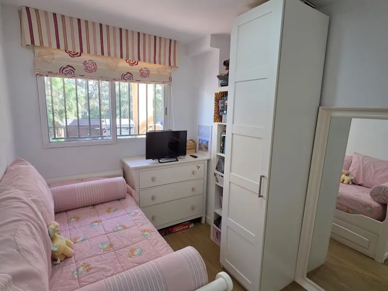 Excellent apartment just steps from the beach, fourth floor with a 36 m2 terrace overlooking the community gardens. Completely renovated, it currently has 3 bedrooms with wardrobes, 2 bathrooms, and a living-dining room with wooden floors and air conditio