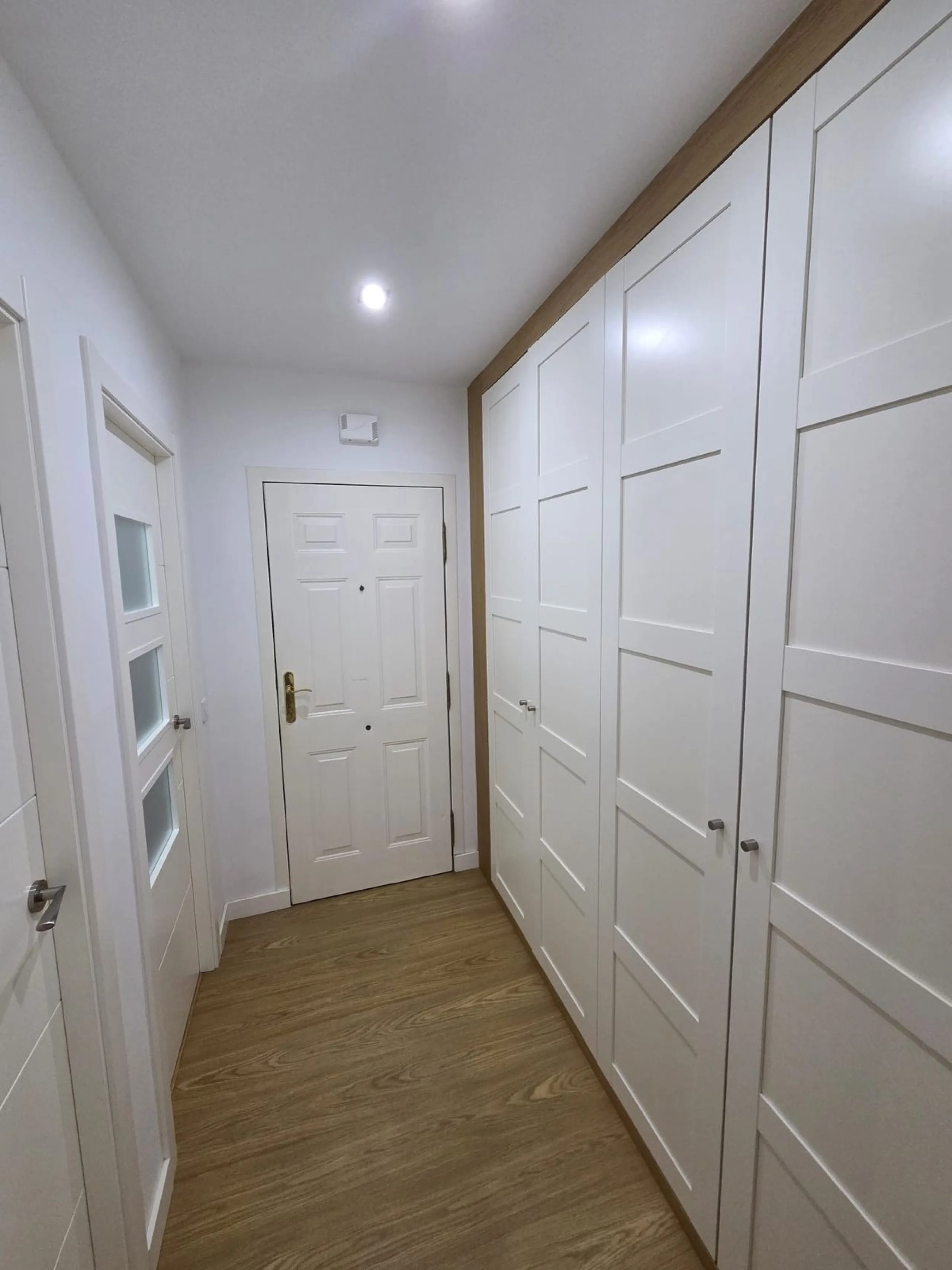 Excellent apartment just steps from the beach, fourth floor with a 36 m2 terrace overlooking the community gardens. Completely renovated, it currently has 3 bedrooms with wardrobes, 2 bathrooms, and a living-dining room with wooden floors and air conditio
