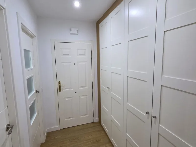 Excellent apartment just steps from the beach, fourth floor with a 36 m2 terrace overlooking the community gardens. Completely renovated, it currently has 3 bedrooms with wardrobes, 2 bathrooms, and a living-dining room with wooden floors and air conditio