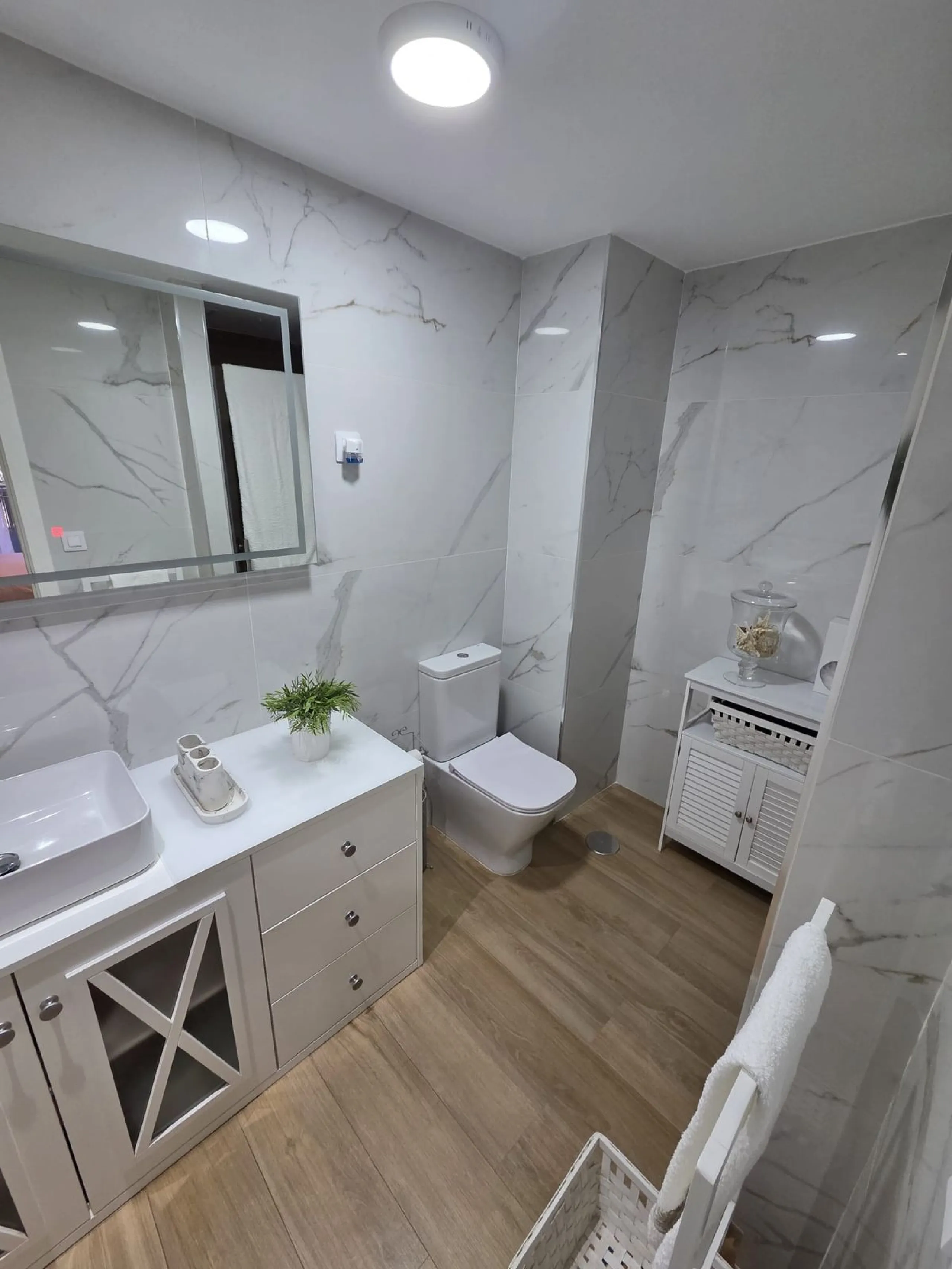 Excellent apartment just steps from the beach, fourth floor with a 36 m2 terrace overlooking the community gardens. Completely renovated, it currently has 3 bedrooms with wardrobes, 2 bathrooms, and a living-dining room with wooden floors and air conditio