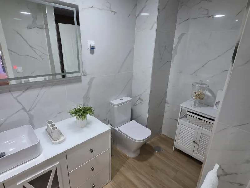 Excellent apartment just steps from the beach, fourth floor with a 36 m2 terrace overlooking the community gardens. Completely renovated, it currently has 3 bedrooms with wardrobes, 2 bathrooms, and a living-dining room with wooden floors and air conditio