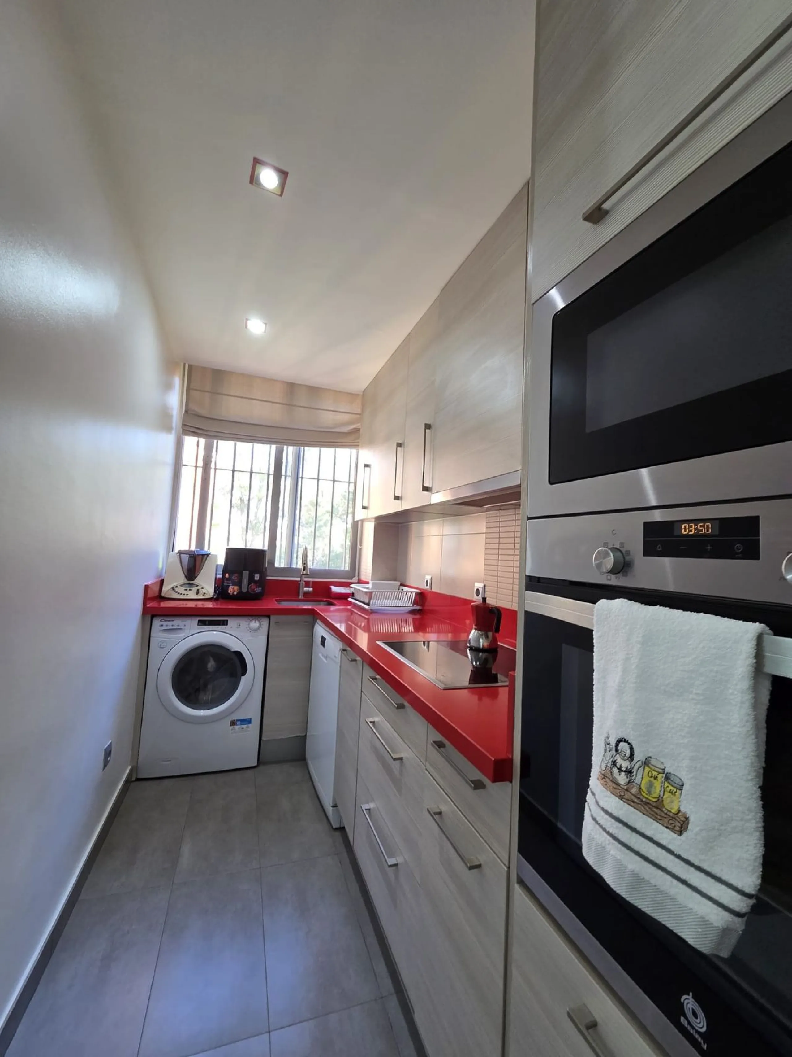 Excellent apartment just steps from the beach, fourth floor with a 36 m2 terrace overlooking the community gardens. Completely renovated, it currently has 3 bedrooms with wardrobes, 2 bathrooms, and a living-dining room with wooden floors and air conditio