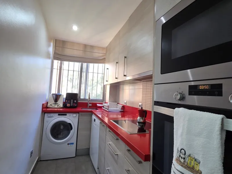 Excellent apartment just steps from the beach, fourth floor with a 36 m2 terrace overlooking the community gardens. Completely renovated, it currently has 3 bedrooms with wardrobes, 2 bathrooms, and a living-dining room with wooden floors and air conditio