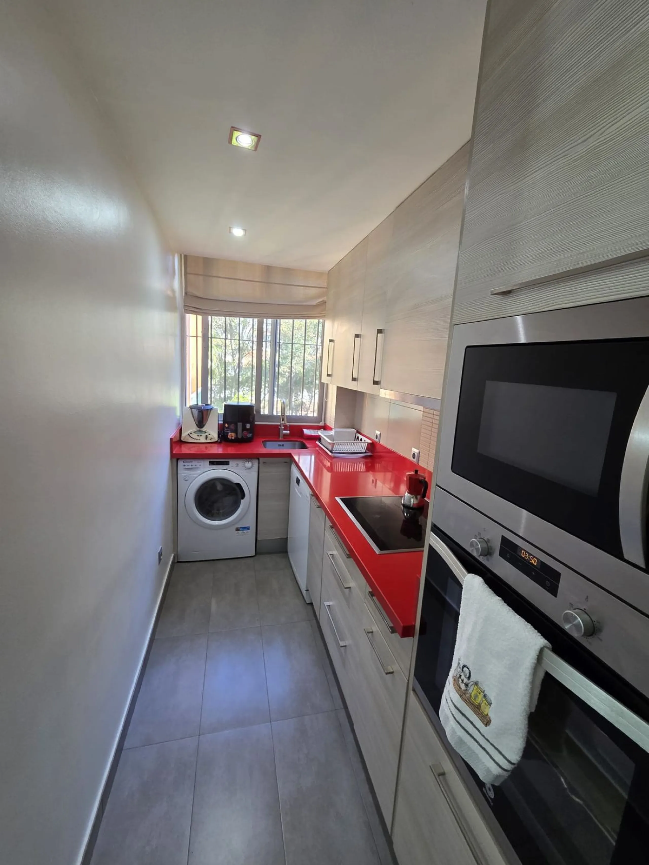 Excellent apartment just steps from the beach, fourth floor with a 36 m2 terrace overlooking the community gardens. Completely renovated, it currently has 3 bedrooms with wardrobes, 2 bathrooms, and a living-dining room with wooden floors and air conditio
