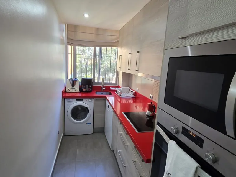 Excellent apartment just steps from the beach, fourth floor with a 36 m2 terrace overlooking the community gardens. Completely renovated, it currently has 3 bedrooms with wardrobes, 2 bathrooms, and a living-dining room with wooden floors and air conditio