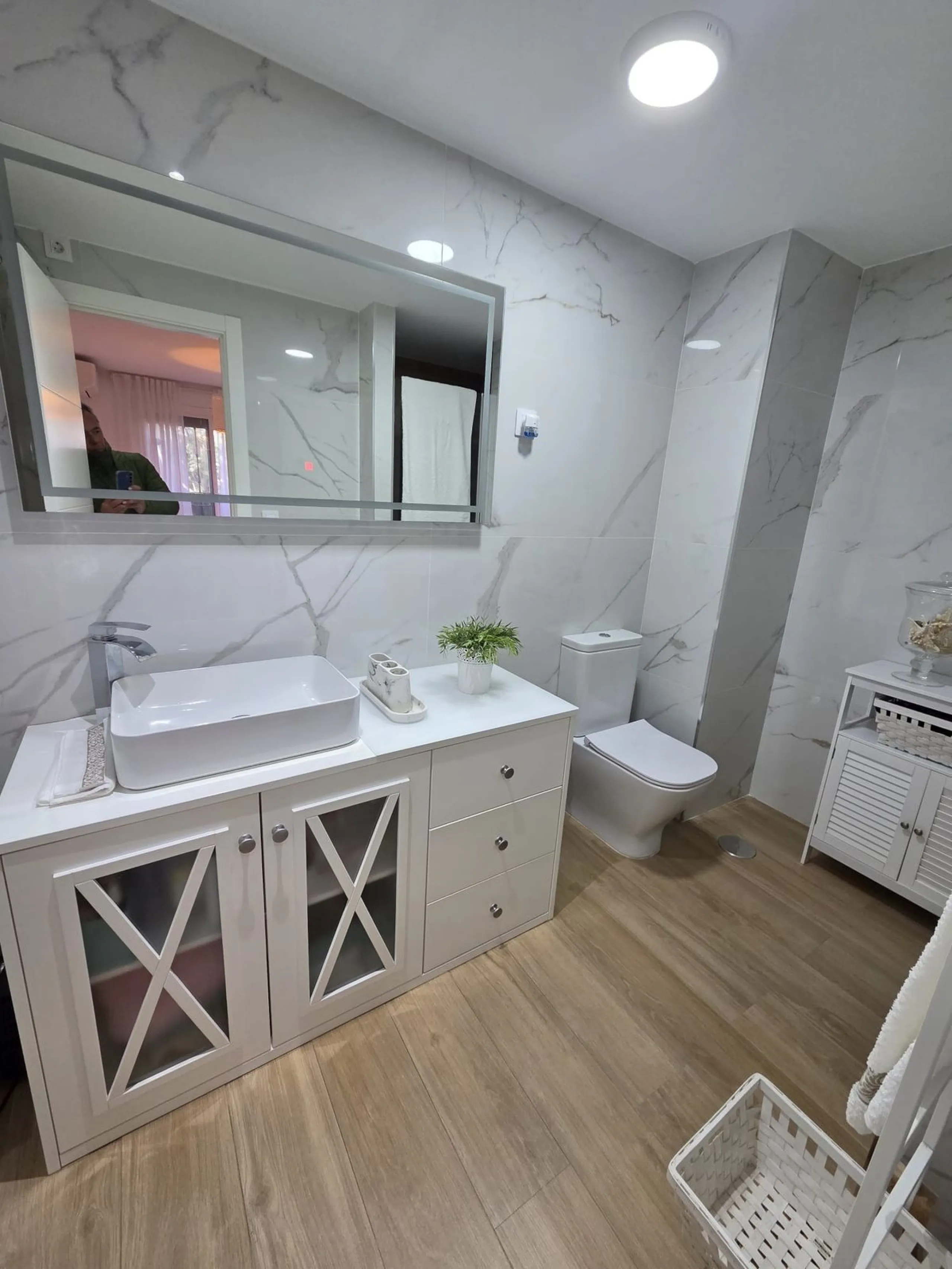 Excellent apartment just steps from the beach, fourth floor with a 36 m2 terrace overlooking the community gardens. Completely renovated, it currently has 3 bedrooms with wardrobes, 2 bathrooms, and a living-dining room with wooden floors and air conditio