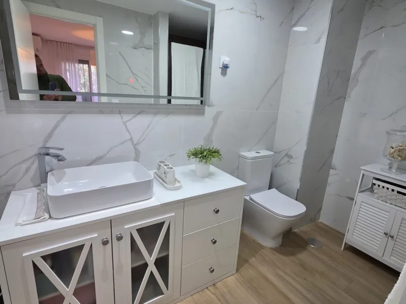 Excellent apartment just steps from the beach, fourth floor with a 36 m2 terrace overlooking the community gardens. Completely renovated, it currently has 3 bedrooms with wardrobes, 2 bathrooms, and a living-dining room with wooden floors and air conditio