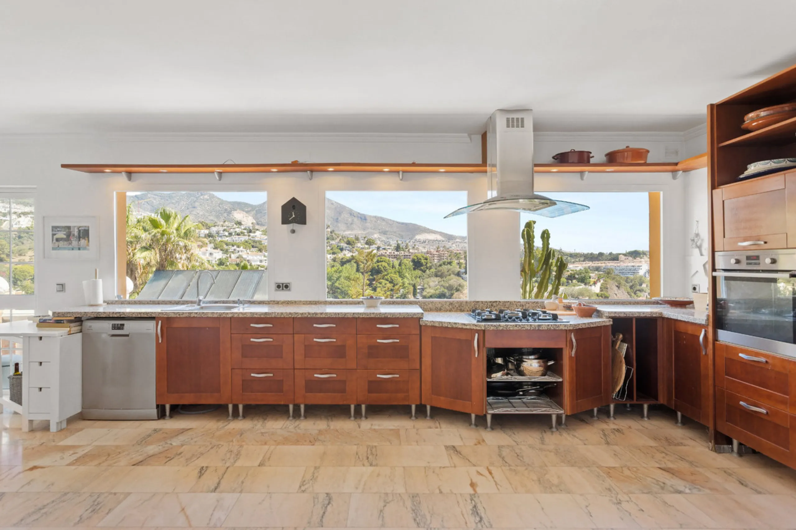 Welcome to this lovely, large villa in Torremuelle. The villa is located on a small hill with amazing views over the coastline and mountains of Benalmadena Costa. The location is just perfect, close to the sea and with excellent communication. You can rea