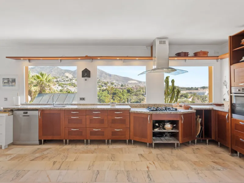 Welcome to this lovely, large villa in Torremuelle. The villa is located on a small hill with amazing views over the coastline and mountains of Benalmadena Costa. The location is just perfect, close to the sea and with excellent communication. You can rea