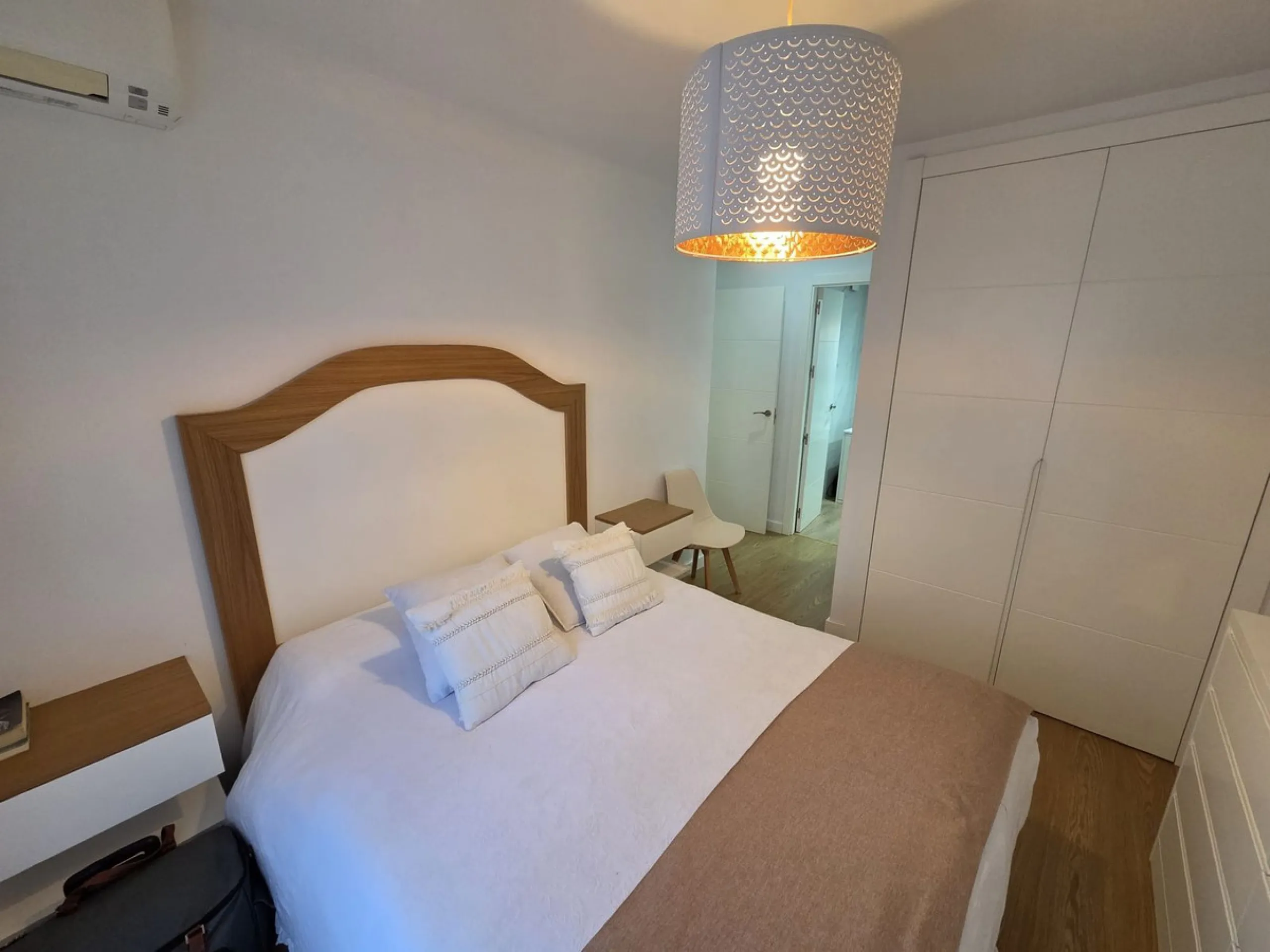 Excellent apartment just steps from the beach, fourth floor with a 36 m2 terrace overlooking the community gardens. Completely renovated, it currently has 3 bedrooms with wardrobes, 2 bathrooms, and a living-dining room with wooden floors and air conditio