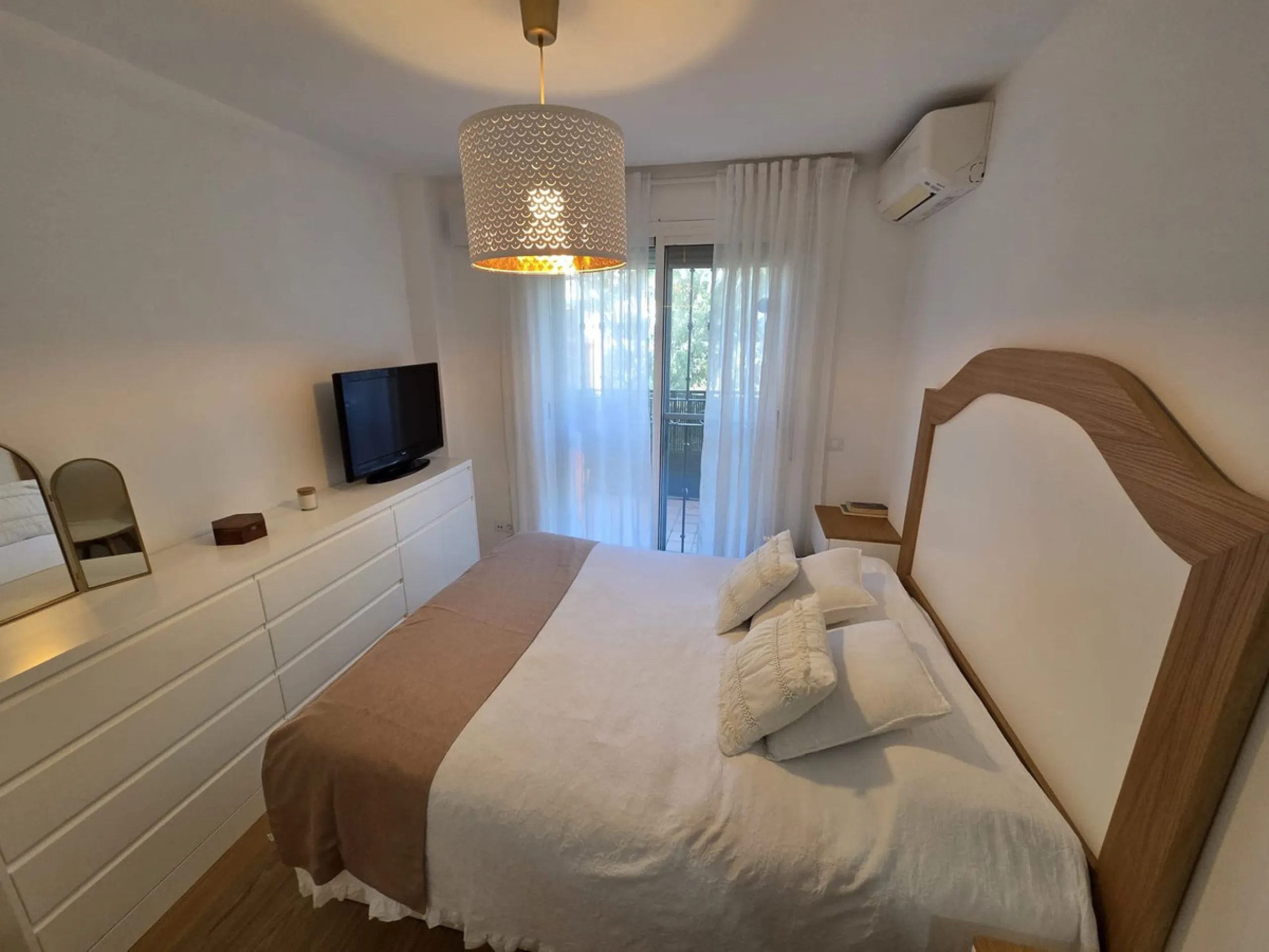 Excellent apartment just steps from the beach, fourth floor with a 36 m2 terrace overlooking the community gardens. Completely renovated, it currently has 3 bedrooms with wardrobes, 2 bathrooms, and a living-dining room with wooden floors and air conditio