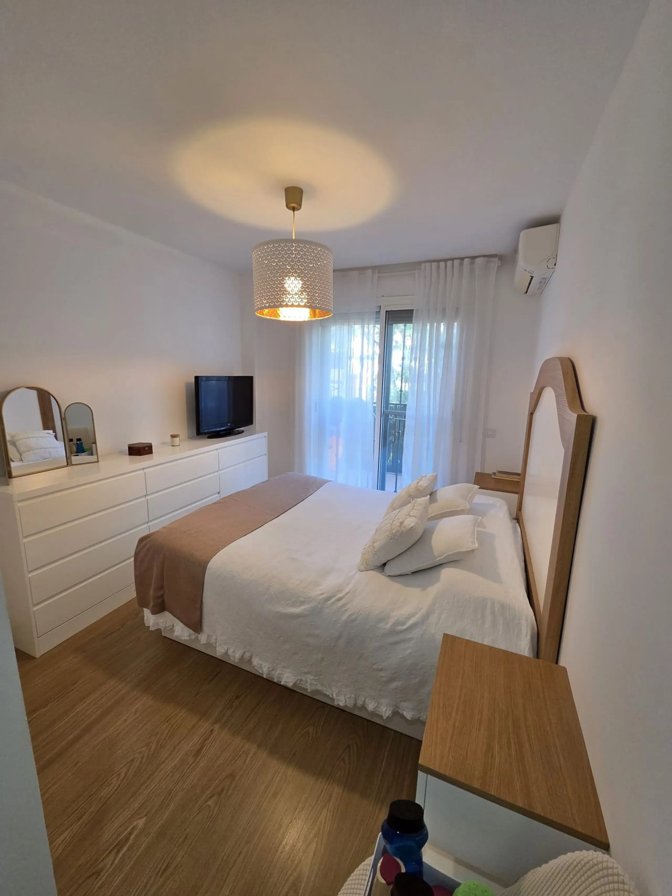 Excellent apartment just steps from the beach, fourth floor with a 36 m2 terrace overlooking the community gardens. Completely renovated, it currently has 3 bedrooms with wardrobes, 2 bathrooms, and a living-dining room with wooden floors and air conditio