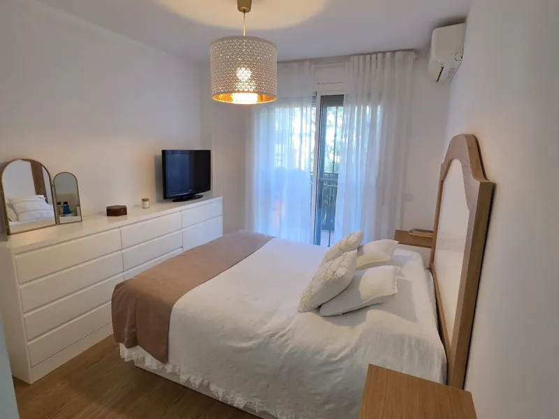 Excellent apartment just steps from the beach, fourth floor with a 36 m2 terrace overlooking the community gardens. Completely renovated, it currently has 3 bedrooms with wardrobes, 2 bathrooms, and a living-dining room with wooden floors and air conditio