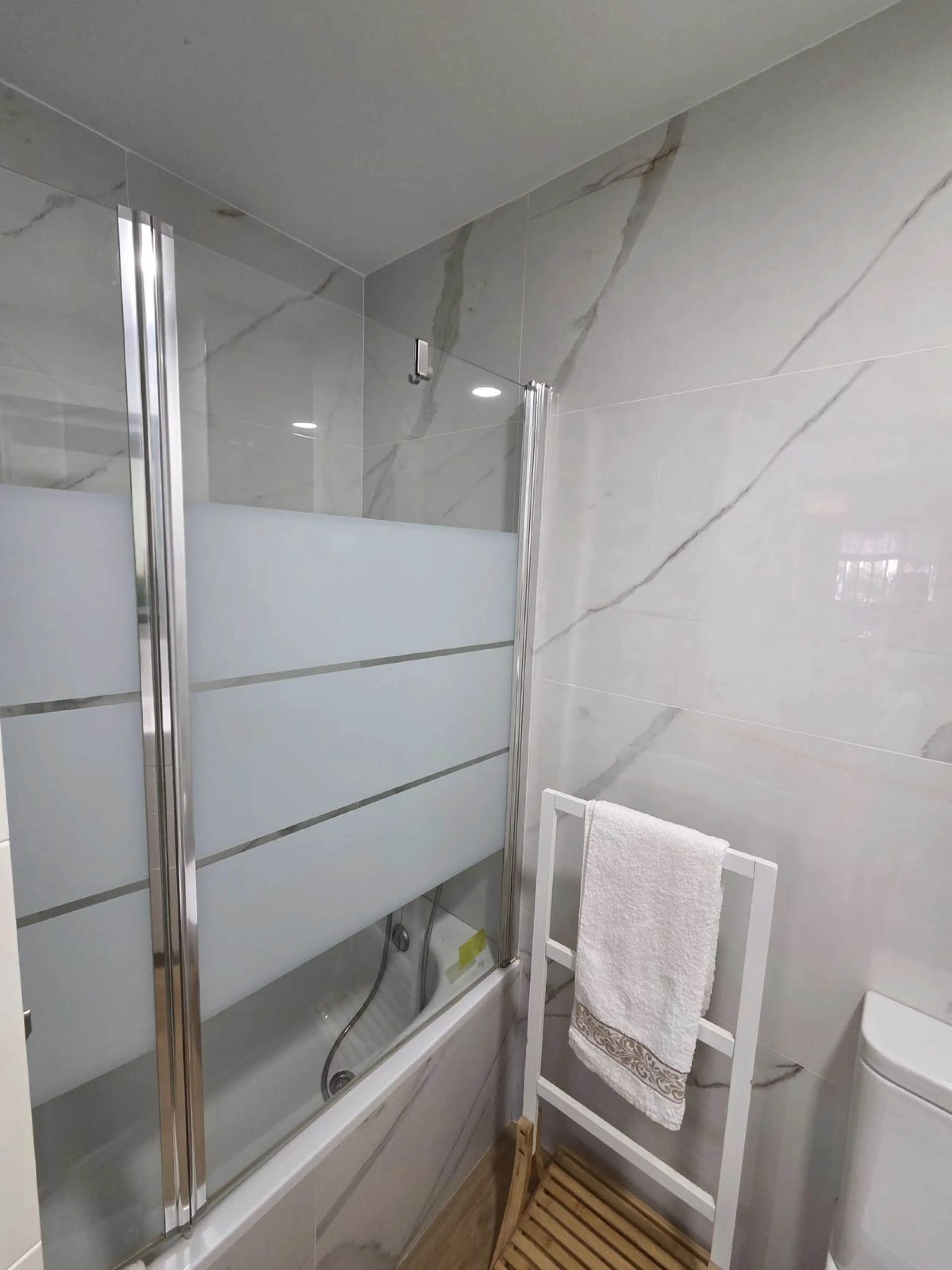 Excellent apartment just steps from the beach, fourth floor with a 36 m2 terrace overlooking the community gardens. Completely renovated, it currently has 3 bedrooms with wardrobes, 2 bathrooms, and a living-dining room with wooden floors and air conditio