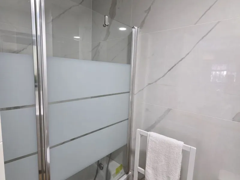 Excellent apartment just steps from the beach, fourth floor with a 36 m2 terrace overlooking the community gardens. Completely renovated, it currently has 3 bedrooms with wardrobes, 2 bathrooms, and a living-dining room with wooden floors and air conditio