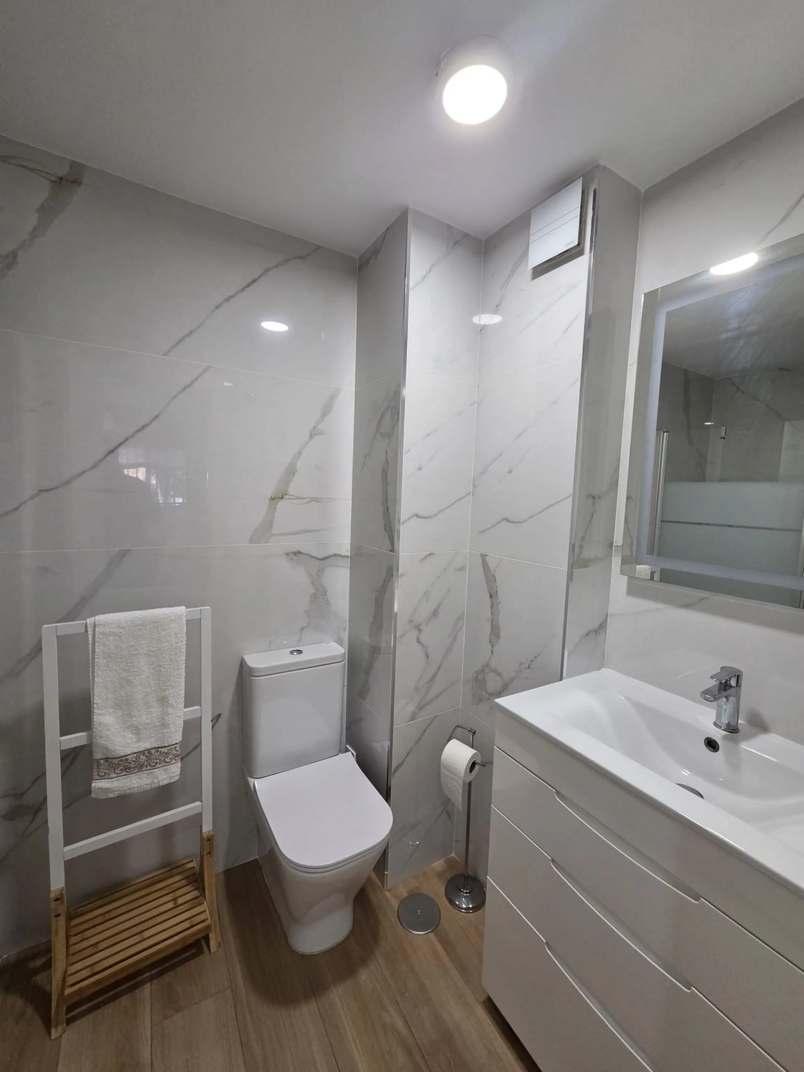 Excellent apartment just steps from the beach, fourth floor with a 36 m2 terrace overlooking the community gardens. Completely renovated, it currently has 3 bedrooms with wardrobes, 2 bathrooms, and a living-dining room with wooden floors and air conditio