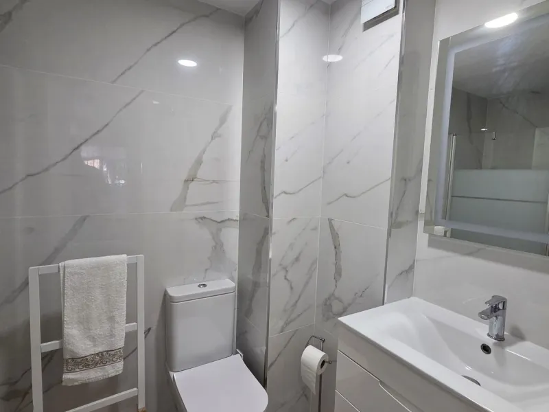 Excellent apartment just steps from the beach, fourth floor with a 36 m2 terrace overlooking the community gardens. Completely renovated, it currently has 3 bedrooms with wardrobes, 2 bathrooms, and a living-dining room with wooden floors and air conditio
