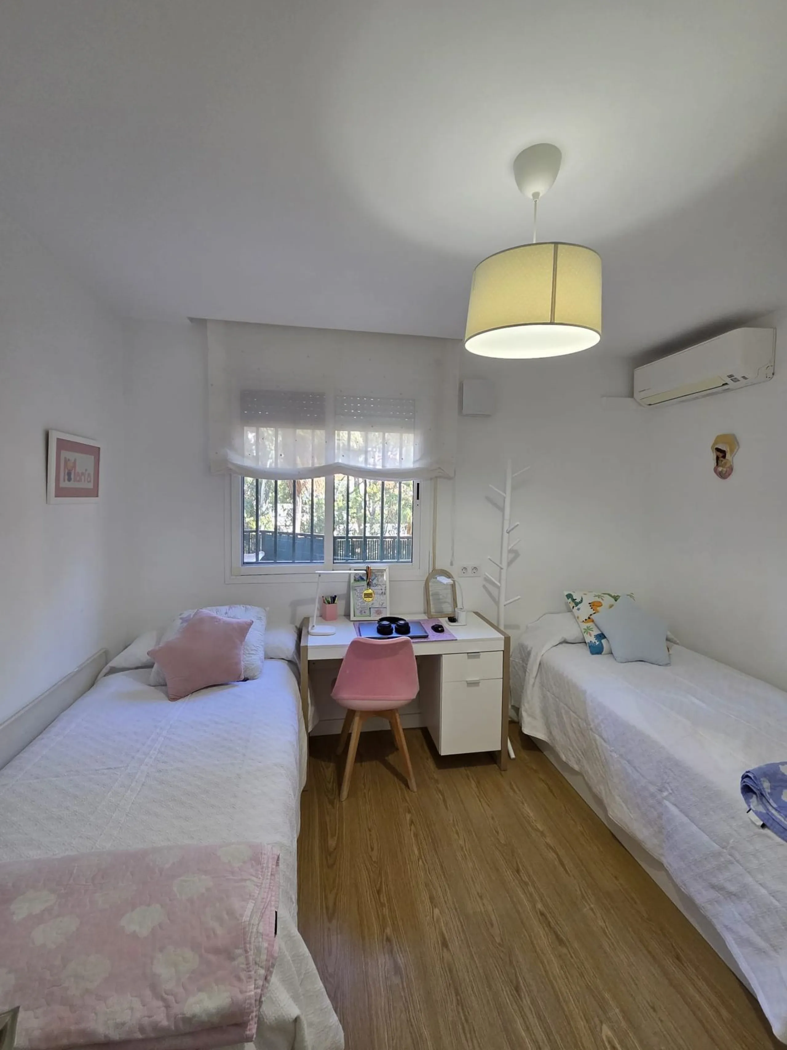 Excellent apartment just steps from the beach, fourth floor with a 36 m2 terrace overlooking the community gardens. Completely renovated, it currently has 3 bedrooms with wardrobes, 2 bathrooms, and a living-dining room with wooden floors and air conditio