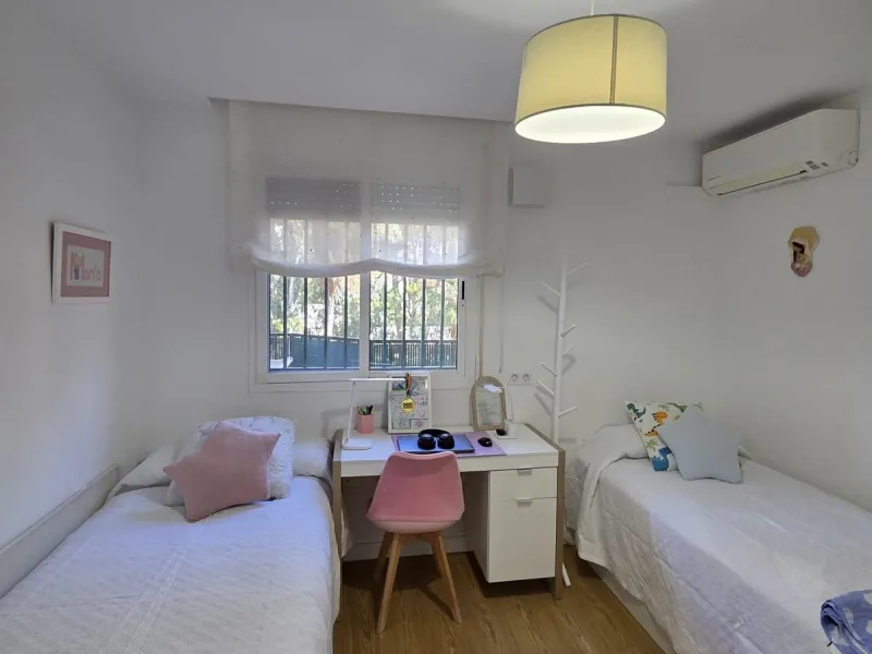 Excellent apartment just steps from the beach, fourth floor with a 36 m2 terrace overlooking the community gardens. Completely renovated, it currently has 3 bedrooms with wardrobes, 2 bathrooms, and a living-dining room with wooden floors and air conditio