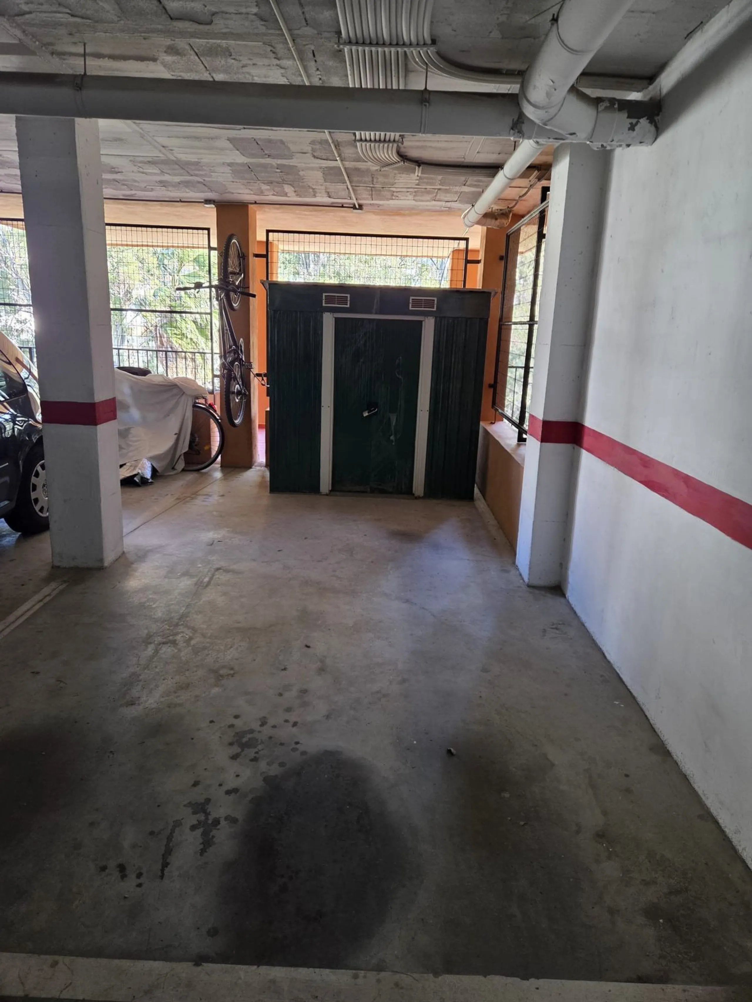 Excellent apartment just steps from the beach, fourth floor with a 36 m2 terrace overlooking the community gardens. Completely renovated, it currently has 3 bedrooms with wardrobes, 2 bathrooms, and a living-dining room with wooden floors and air conditio
