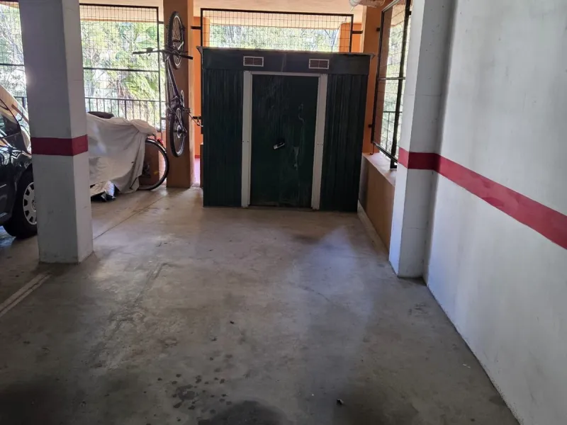Excellent apartment just steps from the beach, fourth floor with a 36 m2 terrace overlooking the community gardens. Completely renovated, it currently has 3 bedrooms with wardrobes, 2 bathrooms, and a living-dining room with wooden floors and air conditio