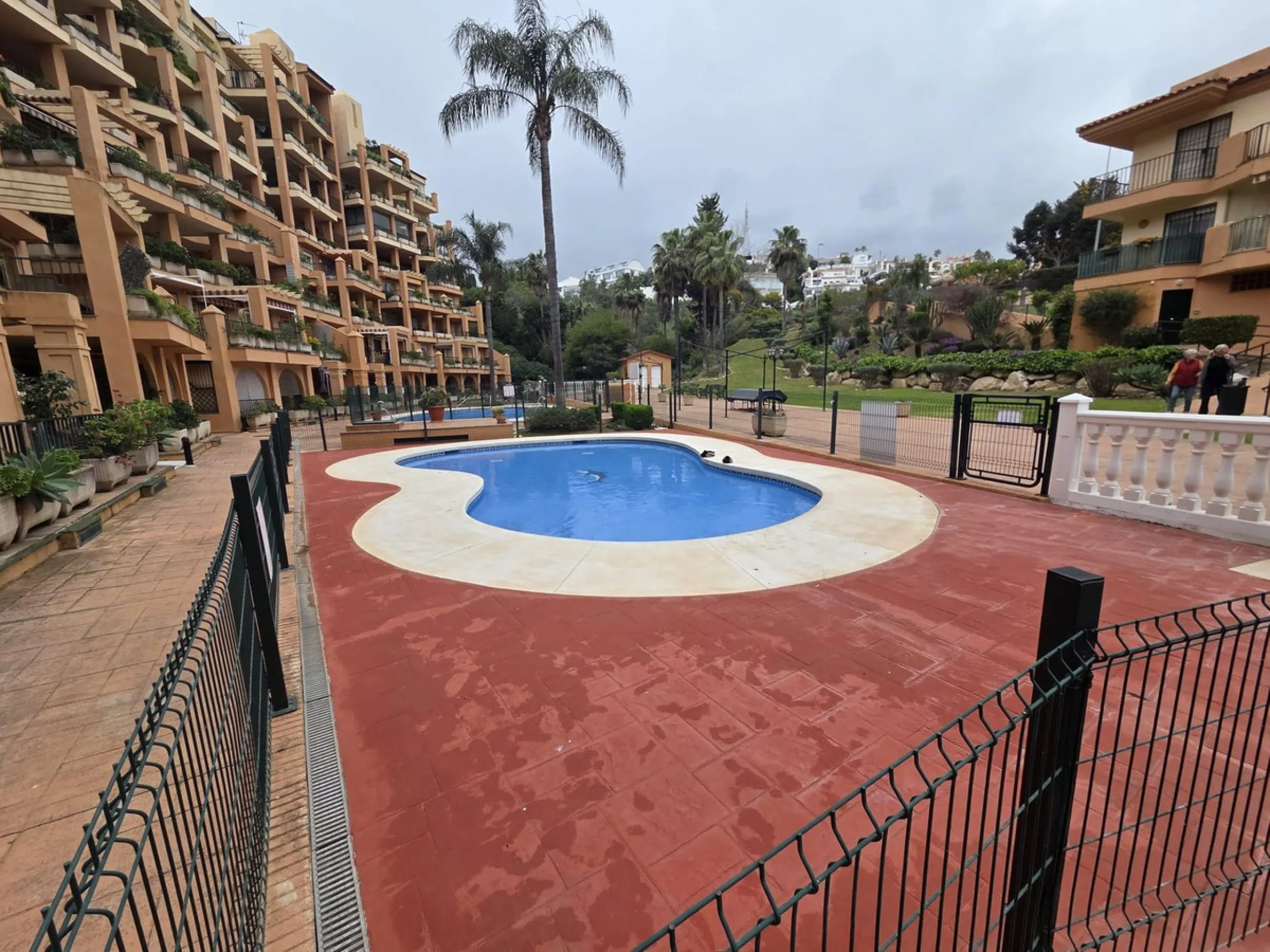 Excellent apartment just steps from the beach, fourth floor with a 36 m2 terrace overlooking the community gardens. Completely renovated, it currently has 3 bedrooms with wardrobes, 2 bathrooms, and a living-dining room with wooden floors and air conditio