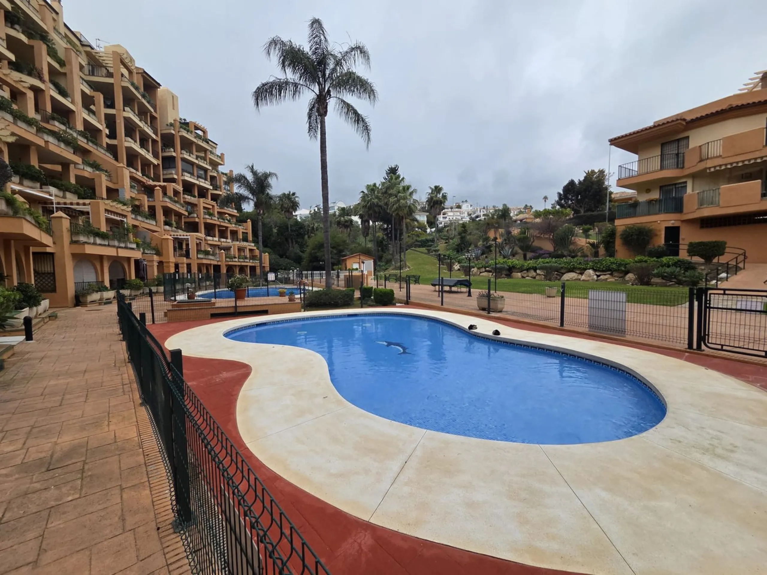 Excellent apartment just steps from the beach, fourth floor with a 36 m2 terrace overlooking the community gardens. Completely renovated, it currently has 3 bedrooms with wardrobes, 2 bathrooms, and a living-dining room with wooden floors and air conditio