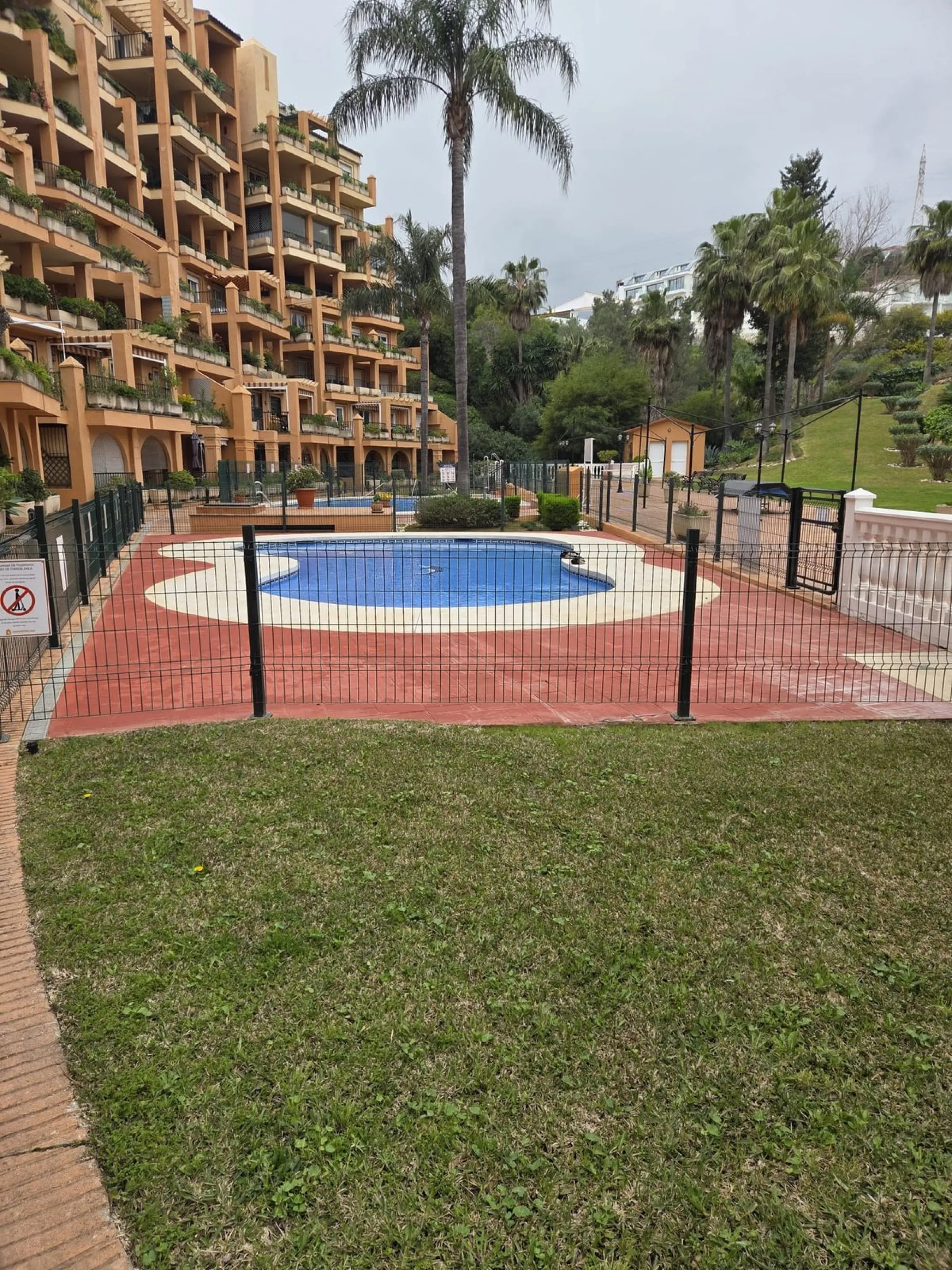 Excellent apartment just steps from the beach, fourth floor with a 36 m2 terrace overlooking the community gardens. Completely renovated, it currently has 3 bedrooms with wardrobes, 2 bathrooms, and a living-dining room with wooden floors and air conditio