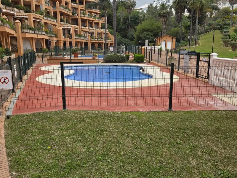 Excellent apartment just steps from the beach, fourth floor with a 36 m2 terrace overlooking the community gardens. Completely renovated, it currently has 3 bedrooms with wardrobes, 2 bathrooms, and a living-dining room with wooden floors and air conditio