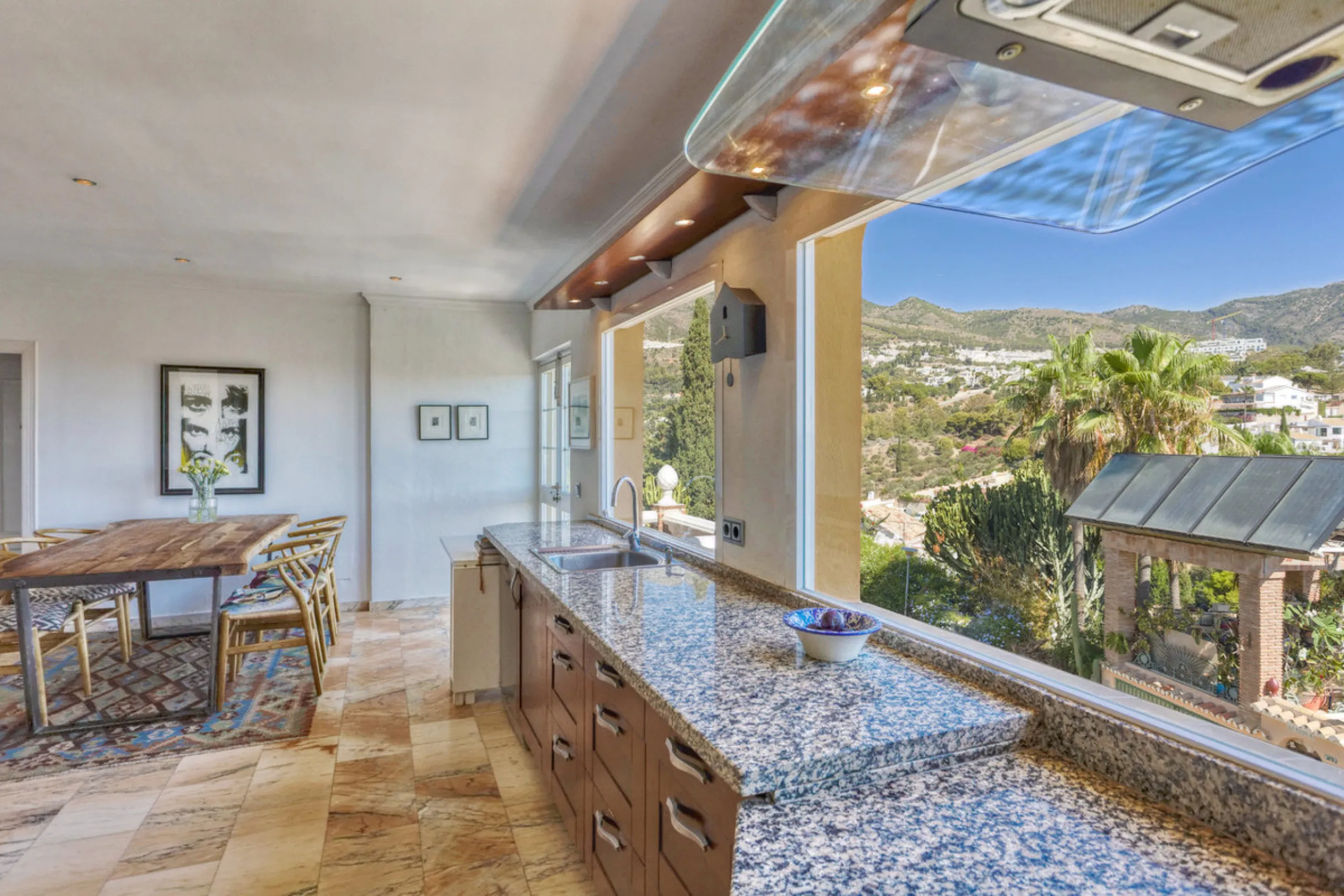Welcome to this lovely, large villa in Torremuelle. The villa is located on a small hill with amazing views over the coastline and mountains of Benalmadena Costa. The location is just perfect, close to the sea and with excellent communication. You can rea