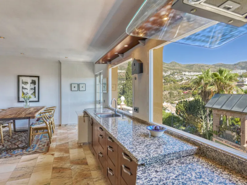 Welcome to this lovely, large villa in Torremuelle. The villa is located on a small hill with amazing views over the coastline and mountains of Benalmadena Costa. The location is just perfect, close to the sea and with excellent communication. You can rea