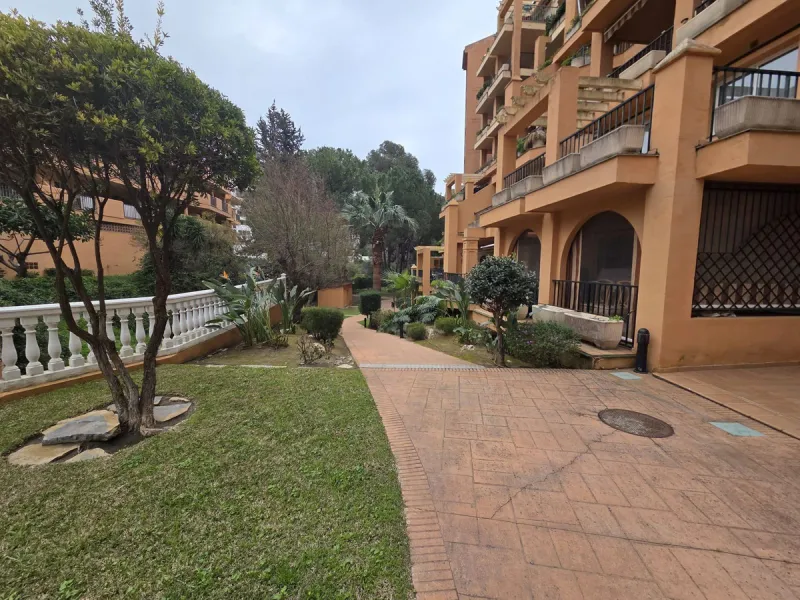Excellent apartment just steps from the beach, fourth floor with a 36 m2 terrace overlooking the community gardens. Completely renovated, it currently has 3 bedrooms with wardrobes, 2 bathrooms, and a living-dining room with wooden floors and air conditio