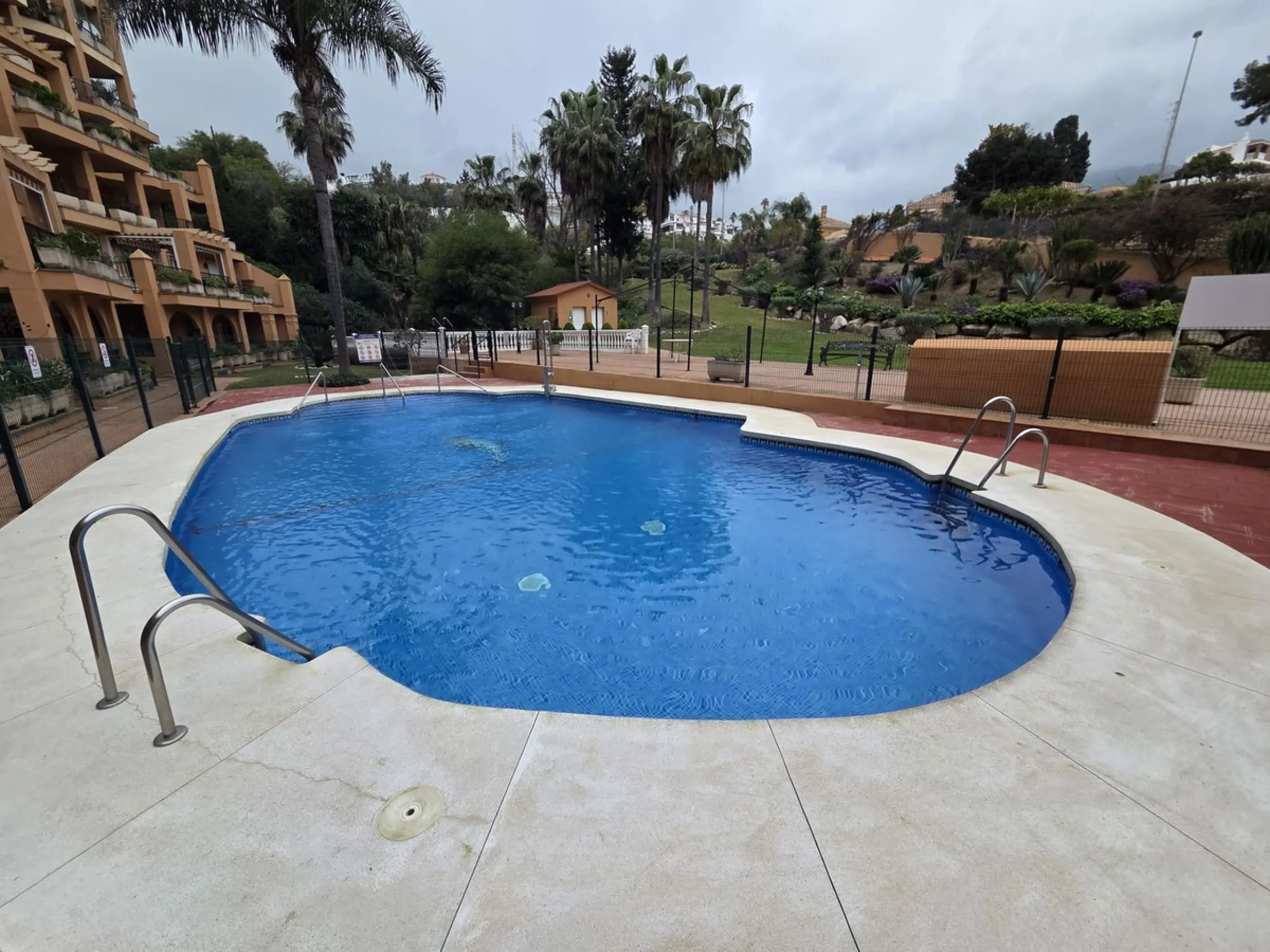 Excellent apartment just steps from the beach, fourth floor with a 36 m2 terrace overlooking the community gardens. Completely renovated, it currently has 3 bedrooms with wardrobes, 2 bathrooms, and a living-dining room with wooden floors and air conditio