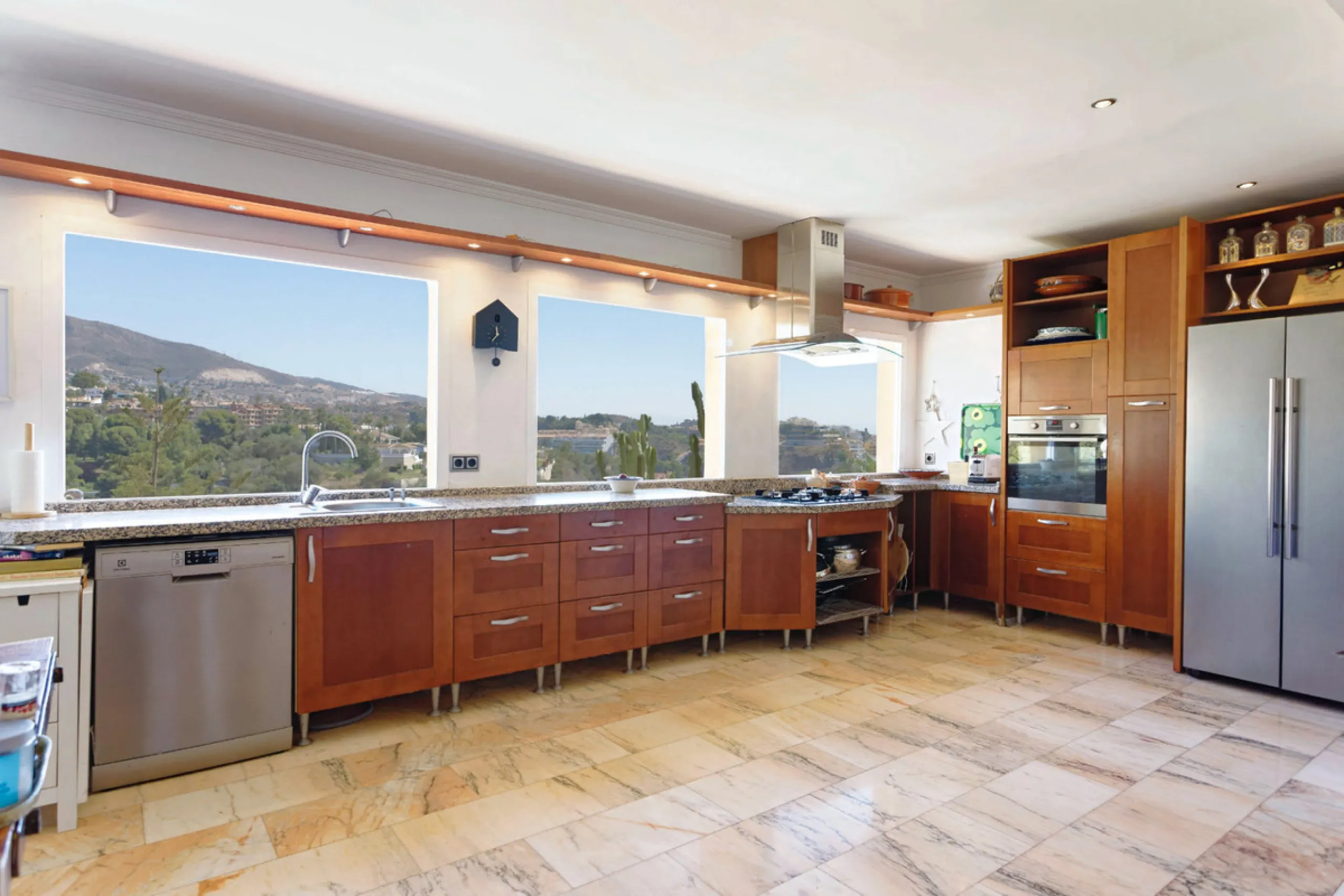 Welcome to this lovely, large villa in Torremuelle. The villa is located on a small hill with amazing views over the coastline and mountains of Benalmadena Costa. The location is just perfect, close to the sea and with excellent communication. You can rea