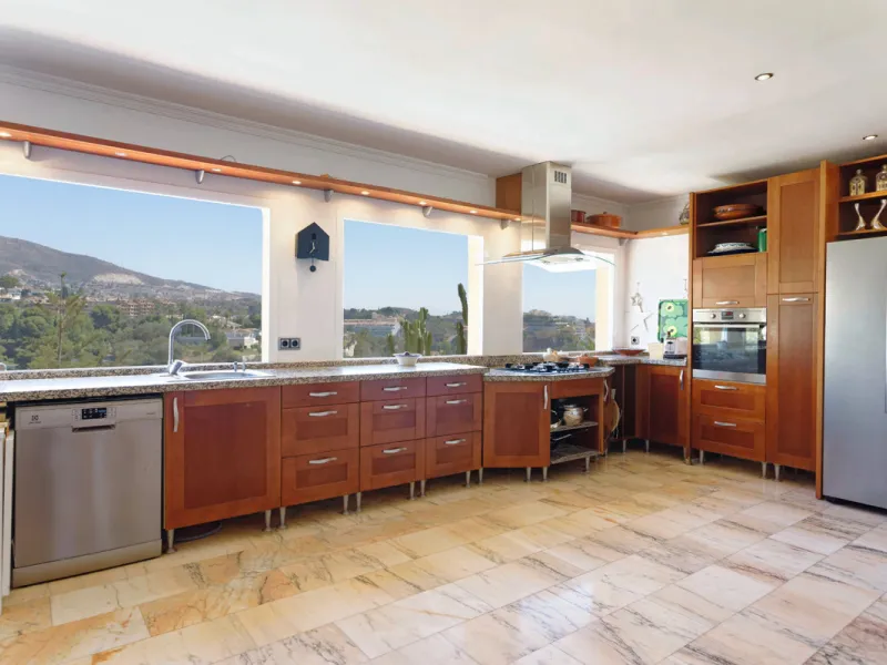 Welcome to this lovely, large villa in Torremuelle. The villa is located on a small hill with amazing views over the coastline and mountains of Benalmadena Costa. The location is just perfect, close to the sea and with excellent communication. You can rea