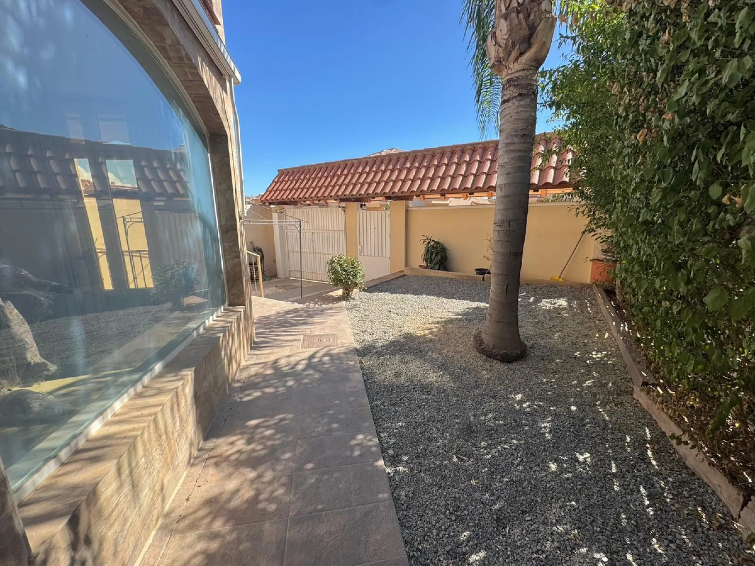 Beautiful 4-bedroom, 2-bathroom semi-detached house located in Riviera del Sol, set within a quiet and well-maintained residential community ideal for families.