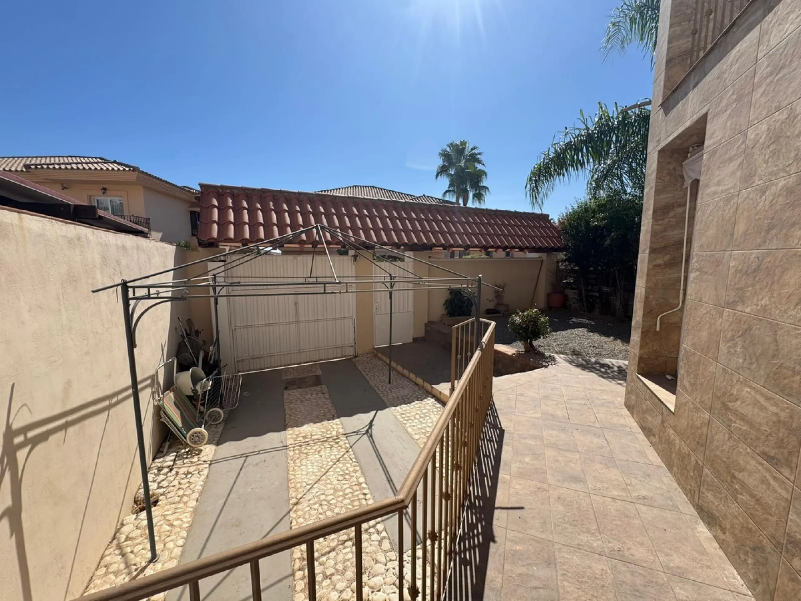 Beautiful 4-bedroom, 2-bathroom semi-detached house located in Riviera del Sol, set within a quiet and well-maintained residential community ideal for families.