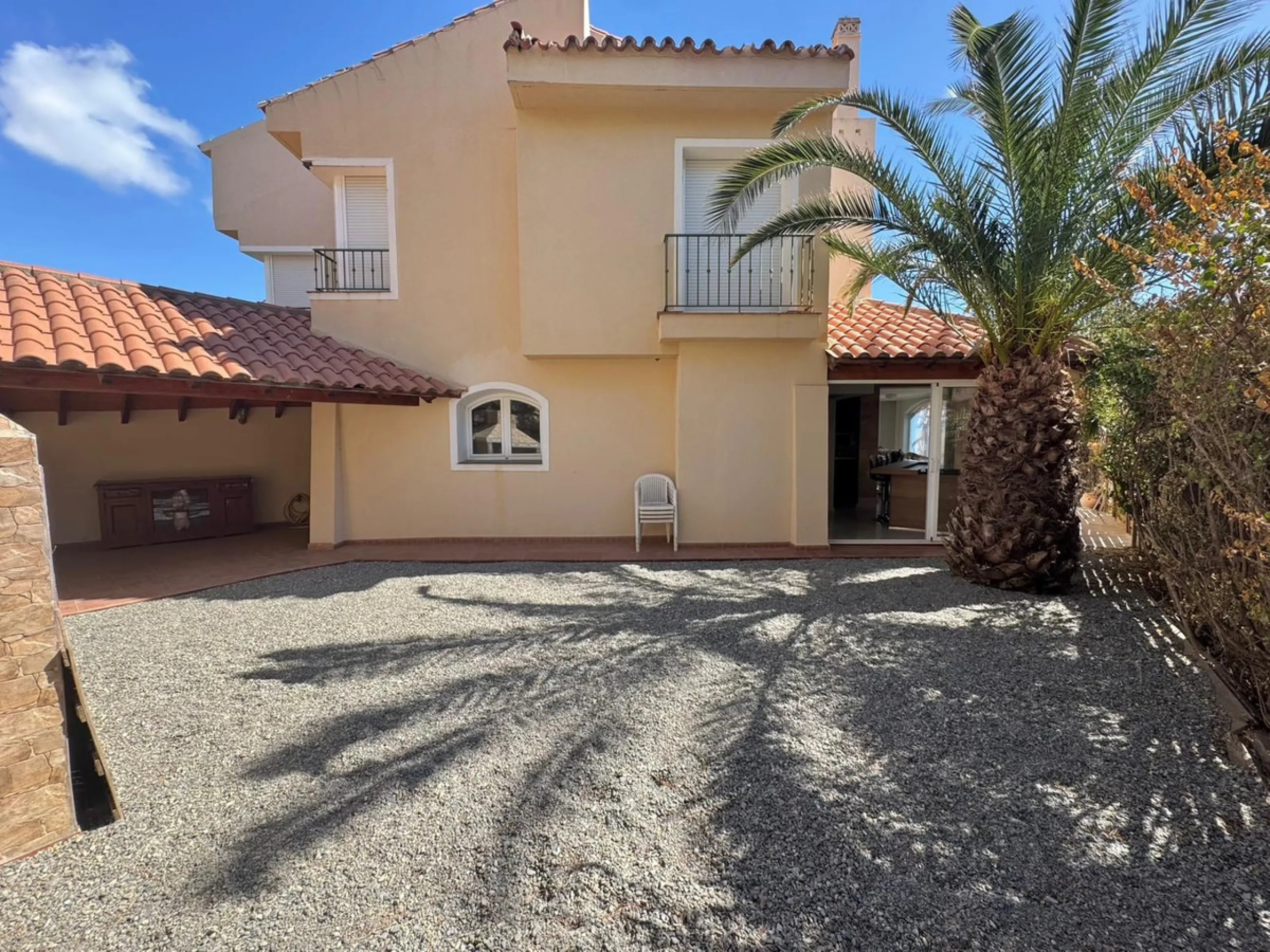 Beautiful 4-bedroom, 2-bathroom semi-detached house located in Riviera del Sol, set within a quiet and well-maintained residential community ideal for families.