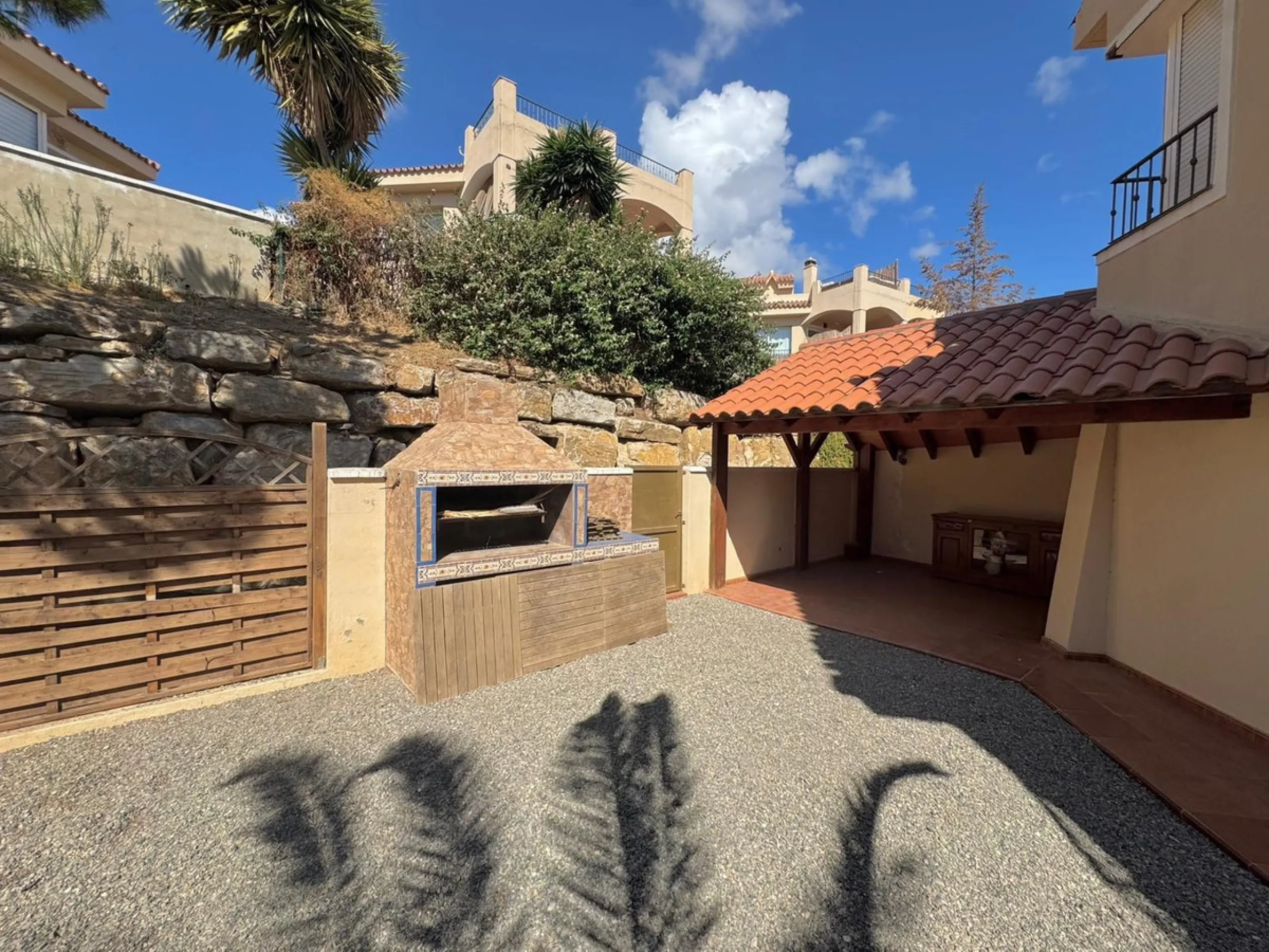 Beautiful 4-bedroom, 2-bathroom semi-detached house located in Riviera del Sol, set within a quiet and well-maintained residential community ideal for families.