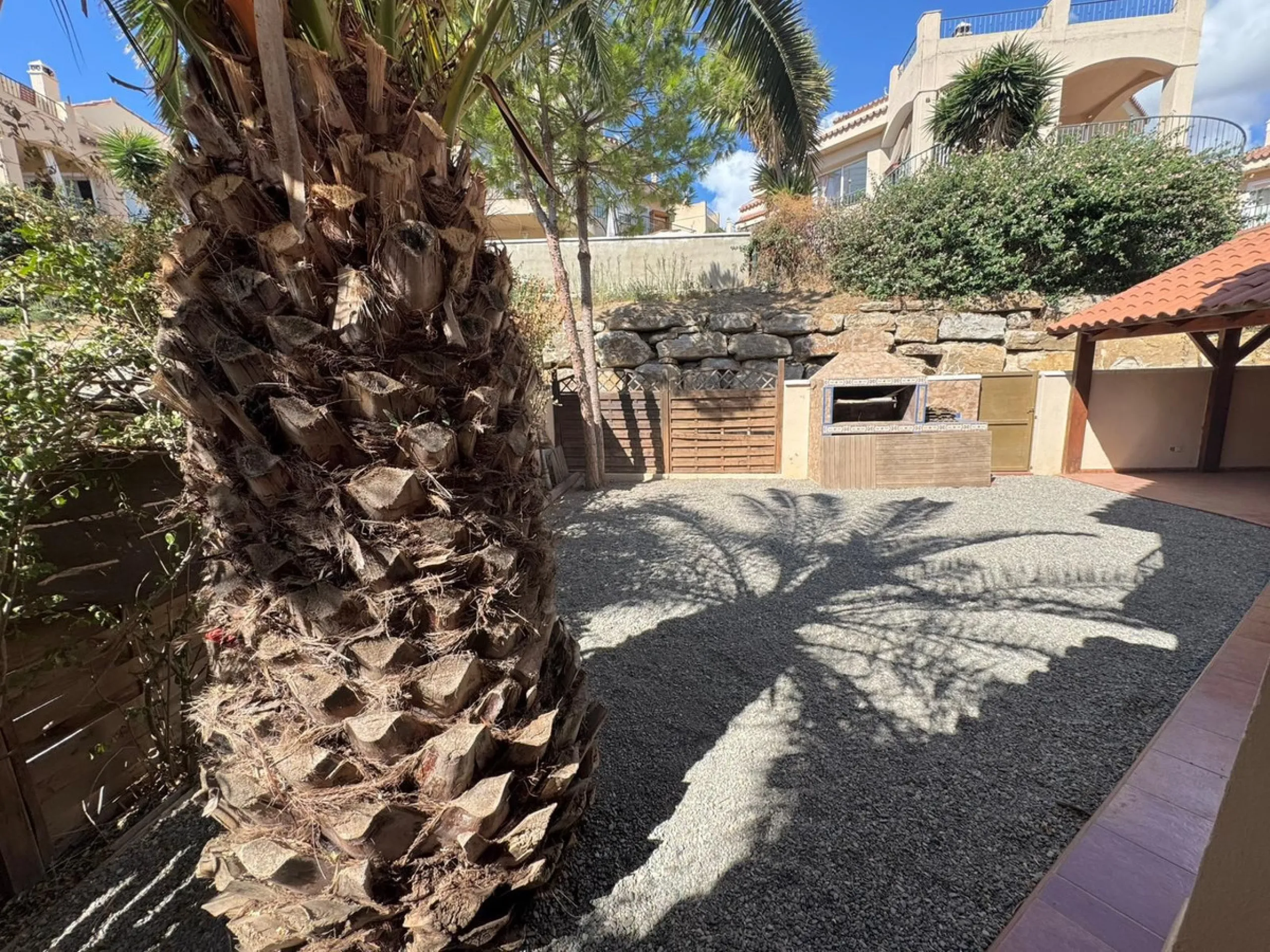 Beautiful 4-bedroom, 2-bathroom semi-detached house located in Riviera del Sol, set within a quiet and well-maintained residential community ideal for families.