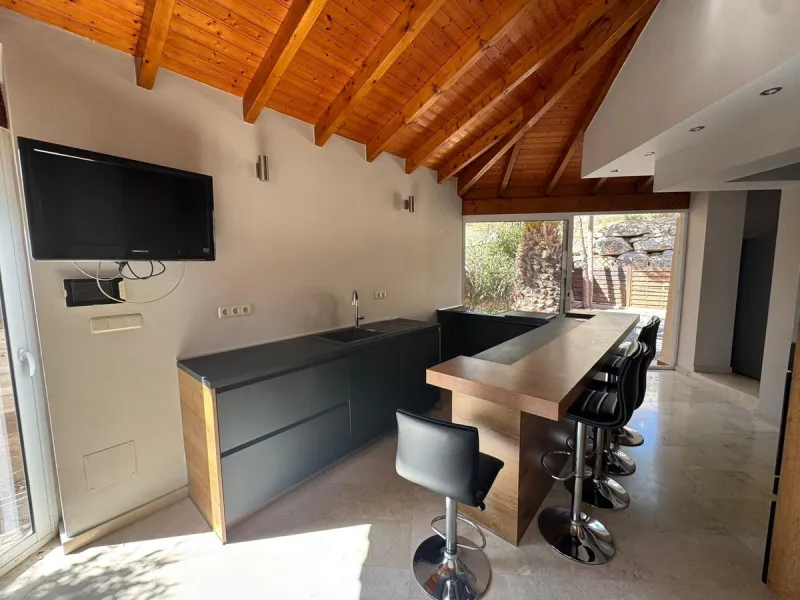 Beautiful 4-bedroom, 2-bathroom semi-detached house located in Riviera del Sol, set within a quiet and well-maintained residential community ideal for families.