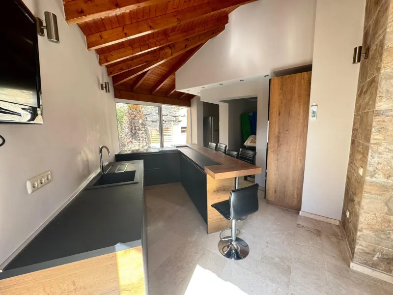 Beautiful 4-bedroom, 2-bathroom semi-detached house located in Riviera del Sol, set within a quiet and well-maintained residential community ideal for families.
