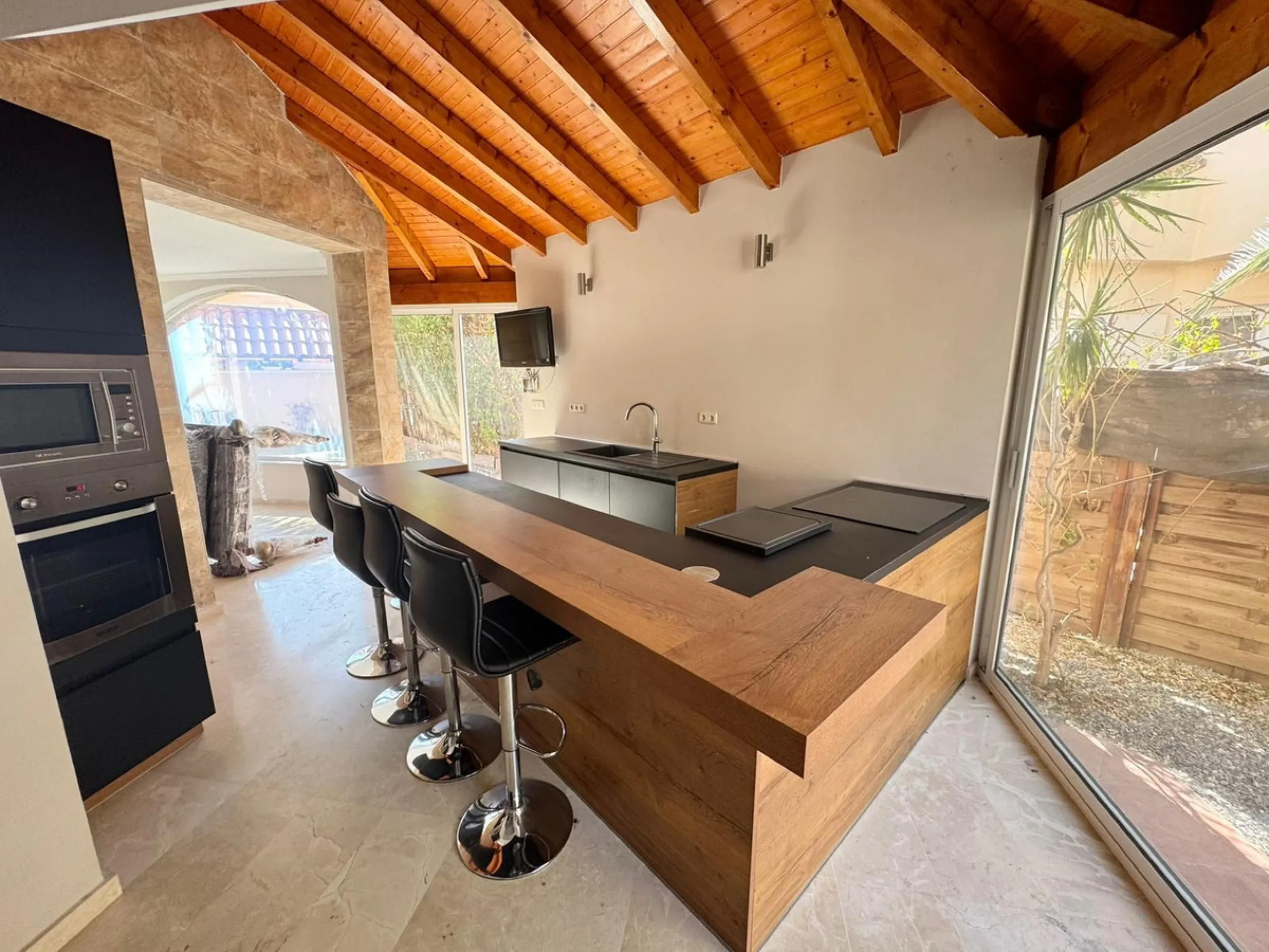 Beautiful 4-bedroom, 2-bathroom semi-detached house located in Riviera del Sol, set within a quiet and well-maintained residential community ideal for families.